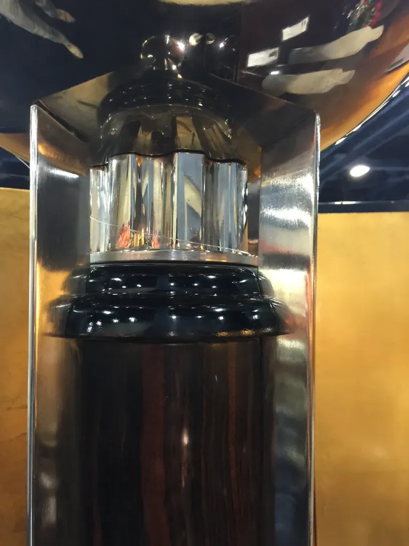 Vista próxima de 2 lâmpadas de piso antigas com detalhes no design