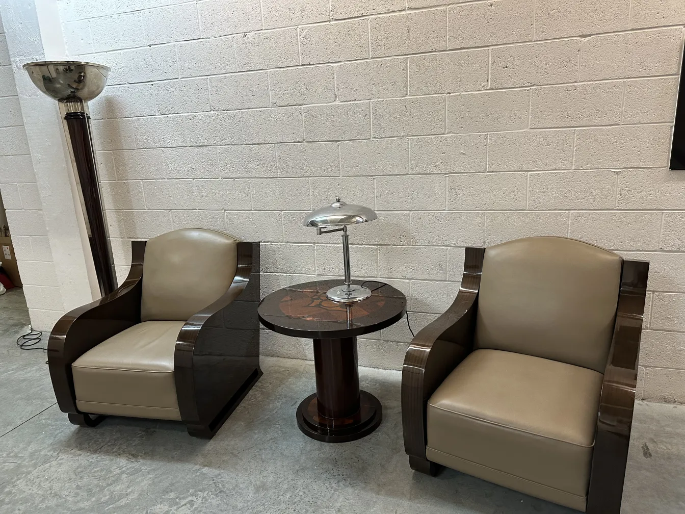 Dos lámparas de pie antiguas en un entorno elegante con sillones