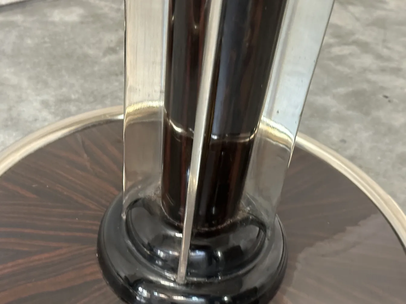 Elegante Details von 2 antiken Stehleuchten mit einem stilvollen Sockel