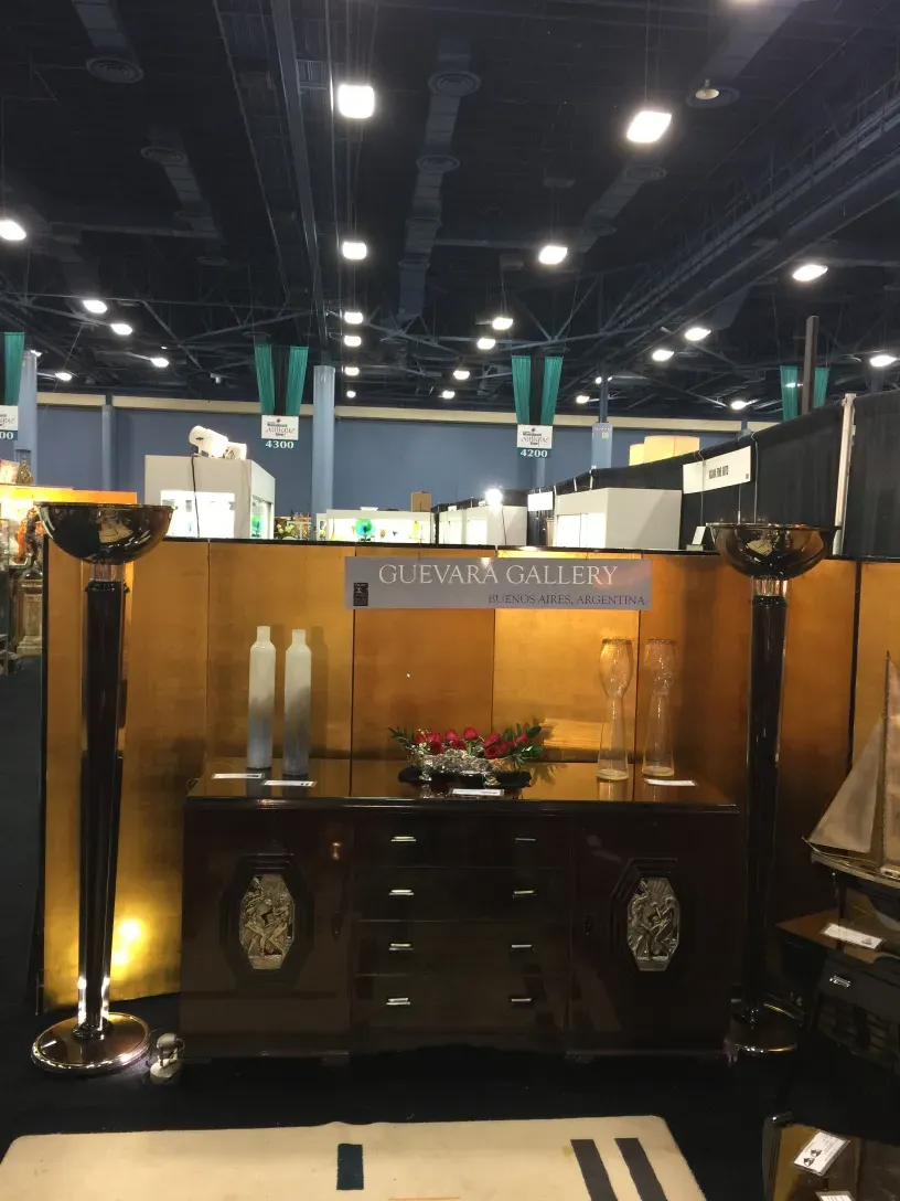 장식 환경에 있는 두 개의 고전 플로어 램프