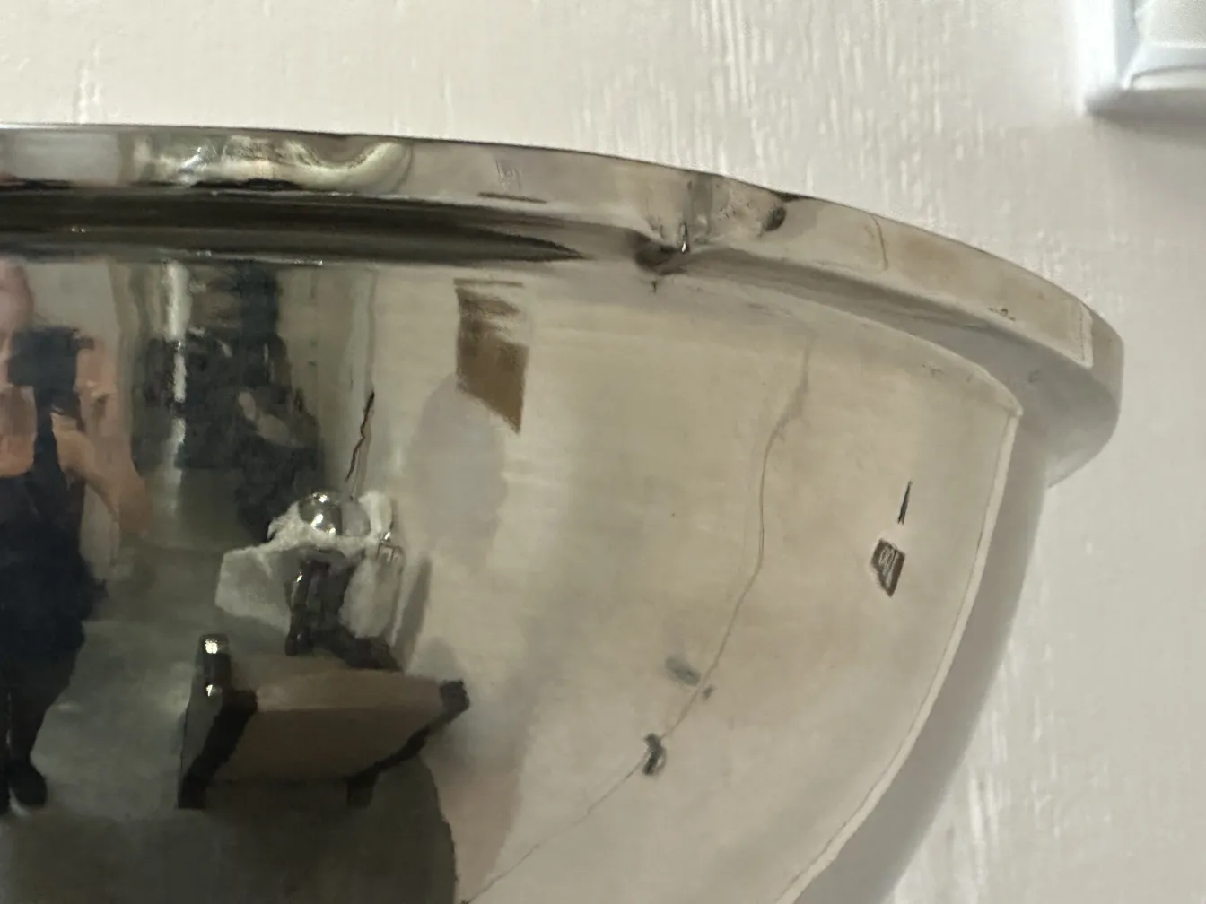 zwei elegante antike Stehleuchten reflektiert