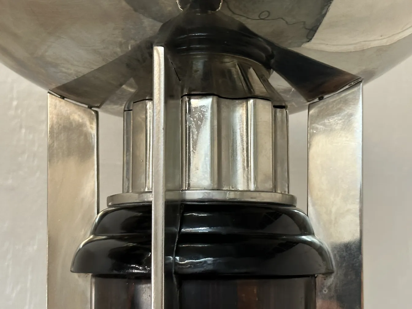 deux lampadaires antiques avec des finitions brillantes et des formes élégantes dans un cadre classique.