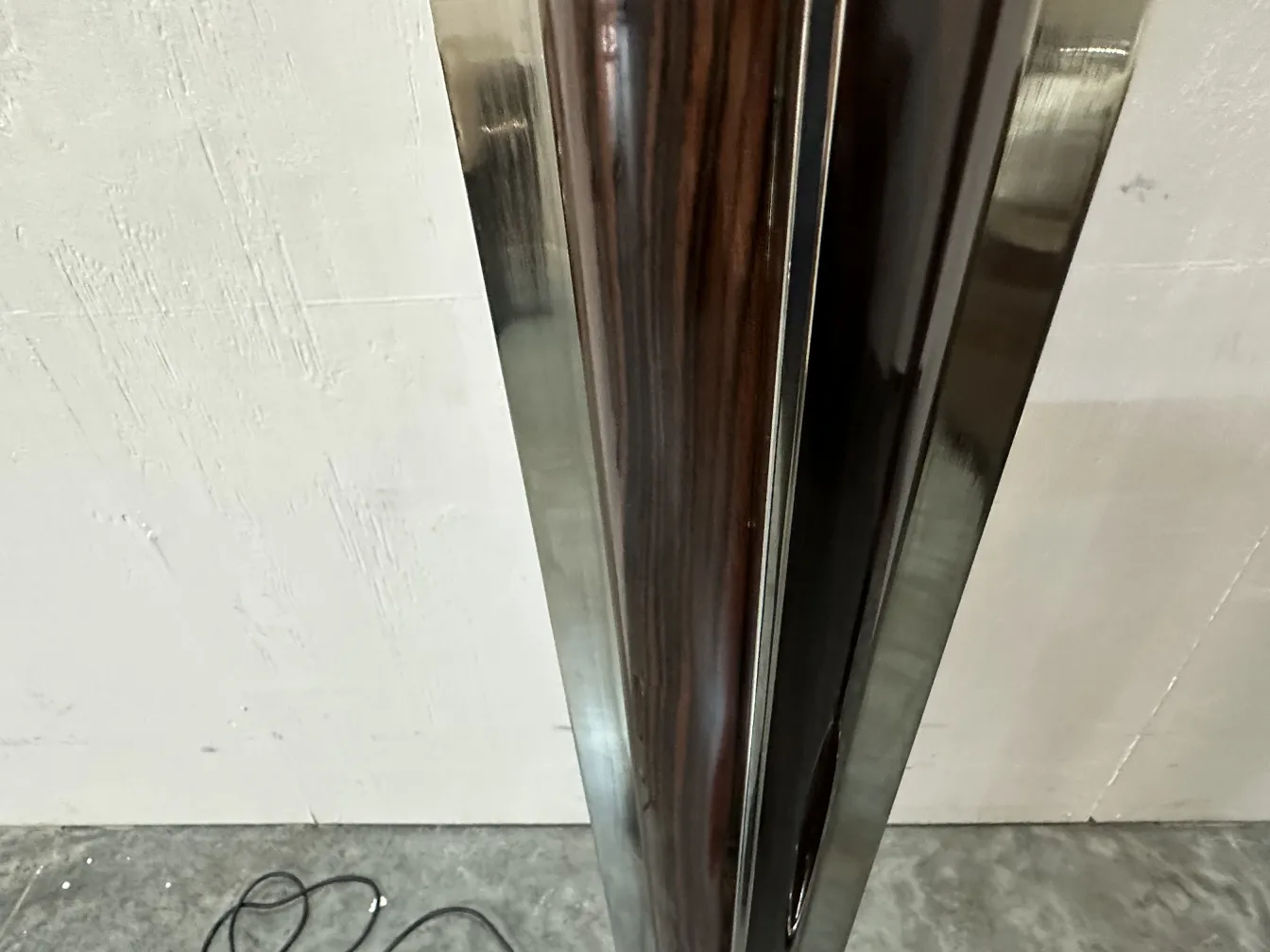 Conjunto de 2 lámparas de pie antiguas en un ambiente elegante