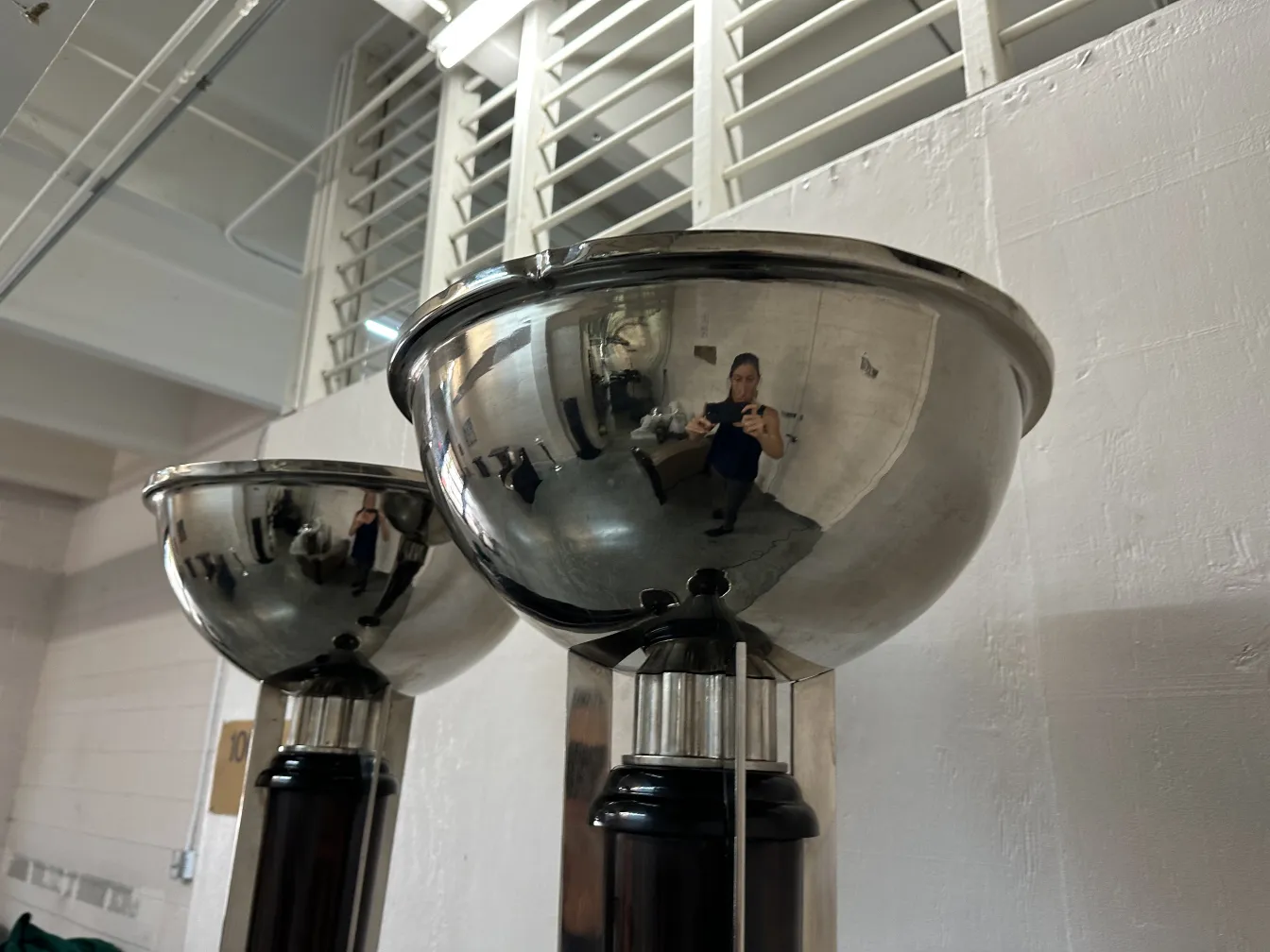 deux lampadaires anciens avec finition brillante dans un cadre moderne