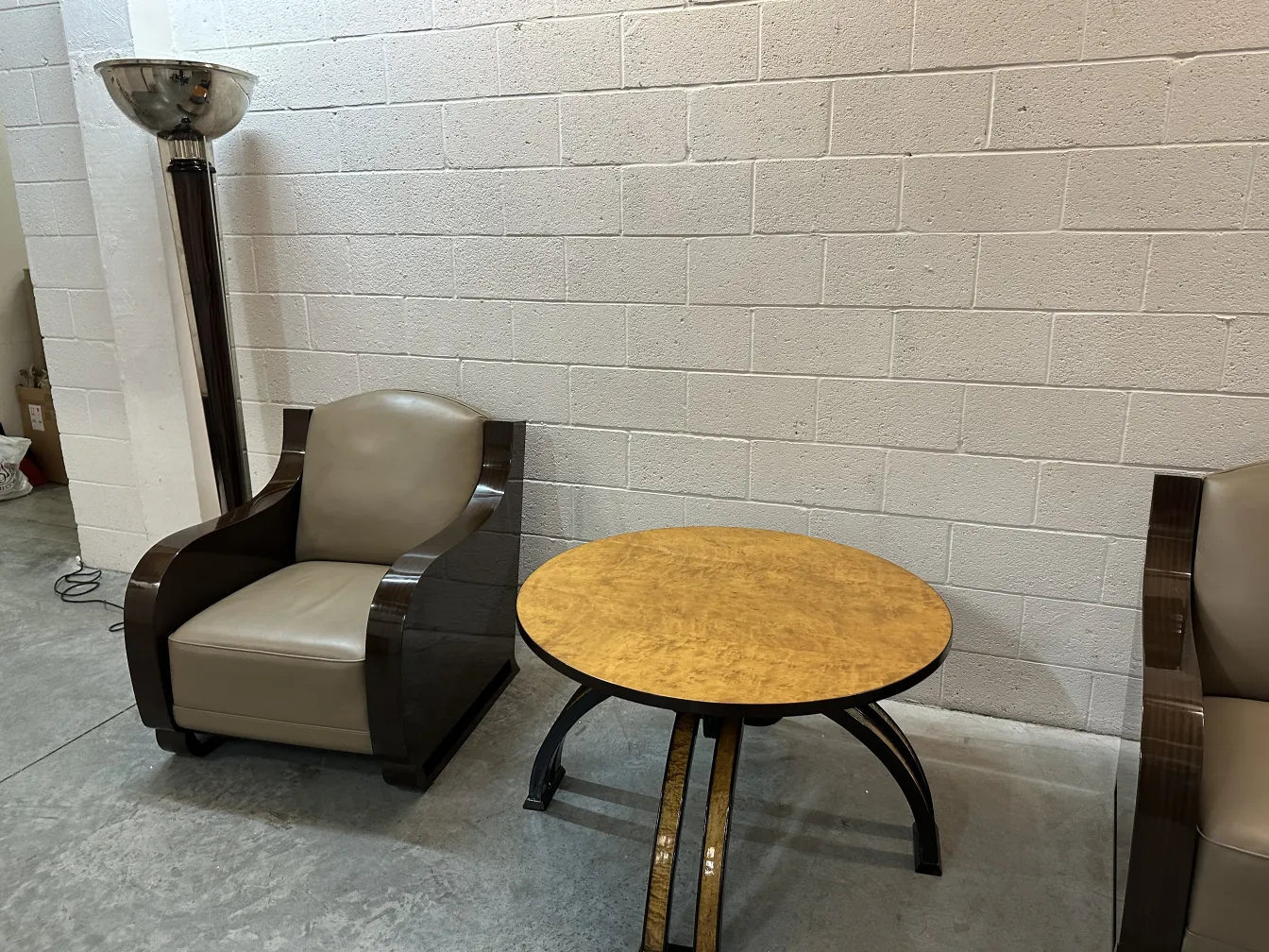 Deux lampadaires antiques à côté d'une table ronde