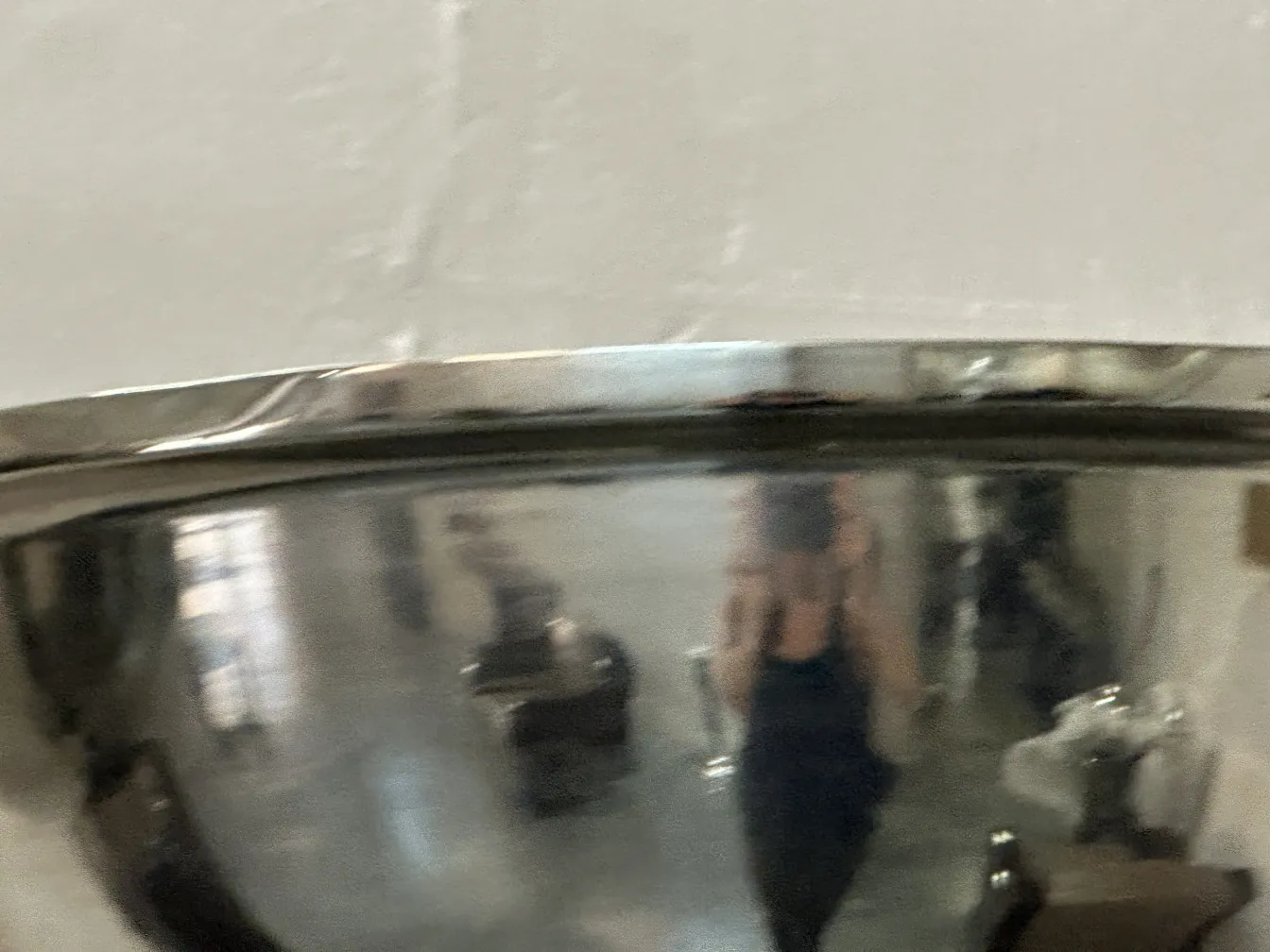 Conjunto de 2 lámparas de pie antiguas elegantes en un salón