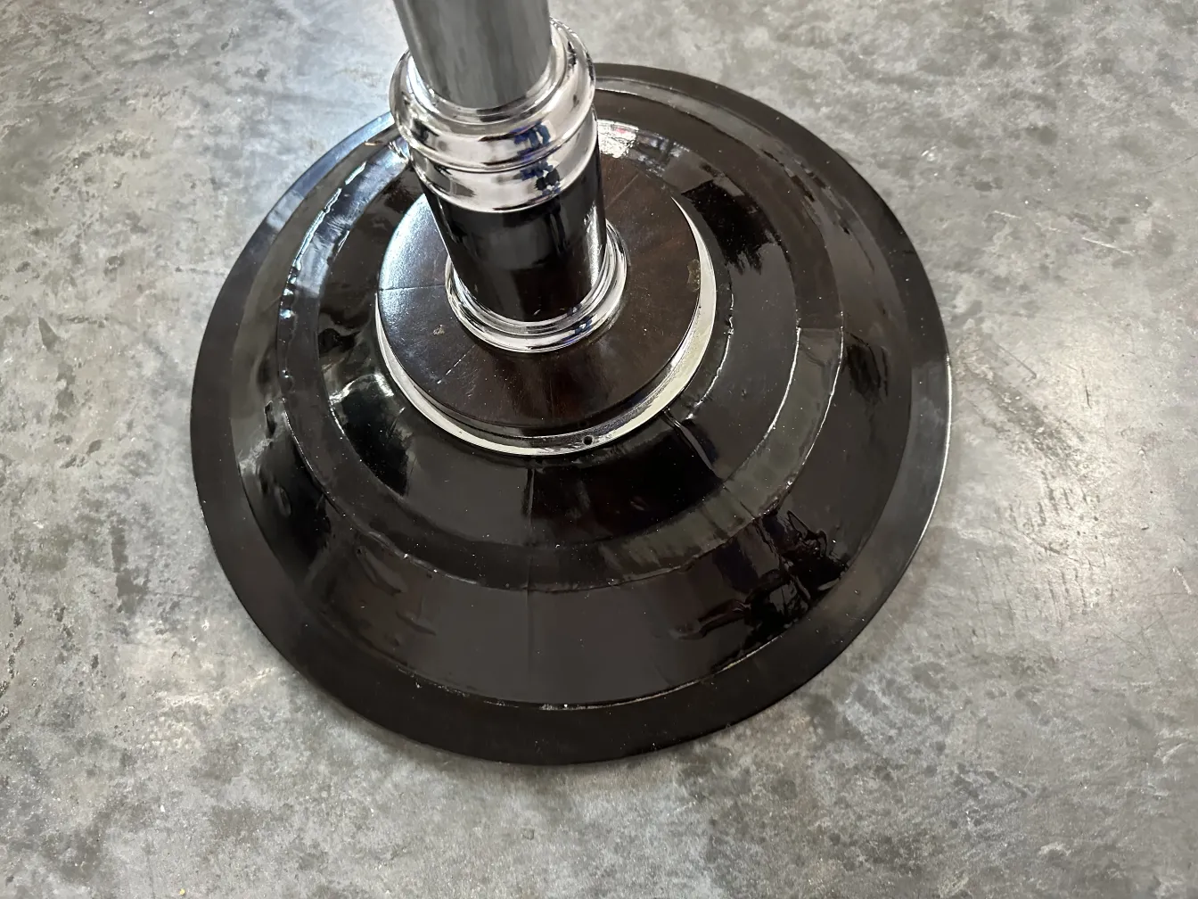 Base de duas lâmpadas de piso antigas em um ambiente neutro