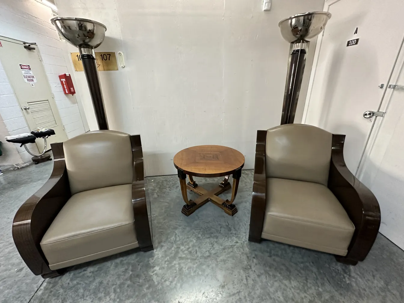 duas lâmpadas de piso antigas ao lado de cadeiras modernas