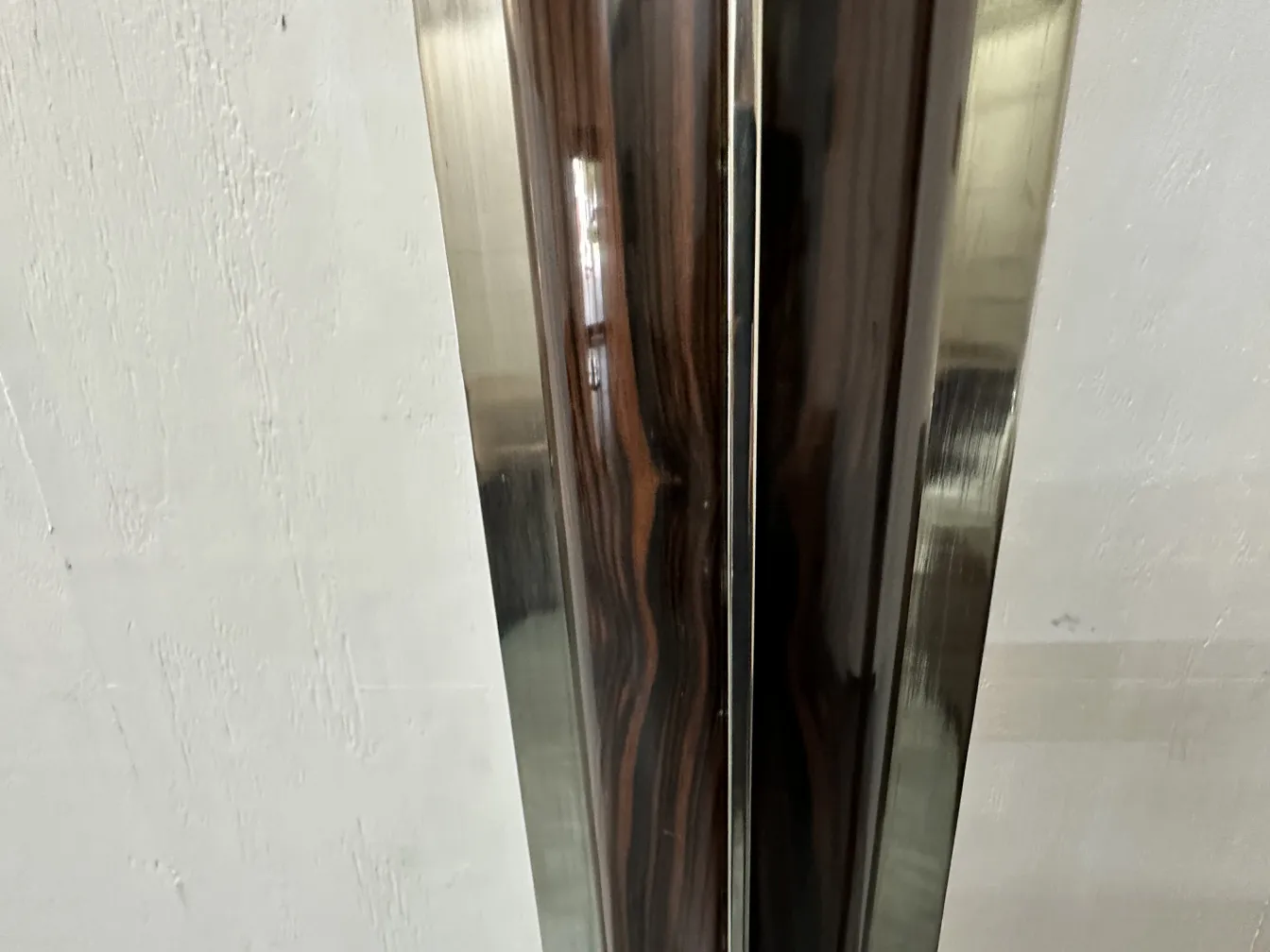 2 antike Stehleuchten mit eleganten Oberflächen in einem schlichten Raum