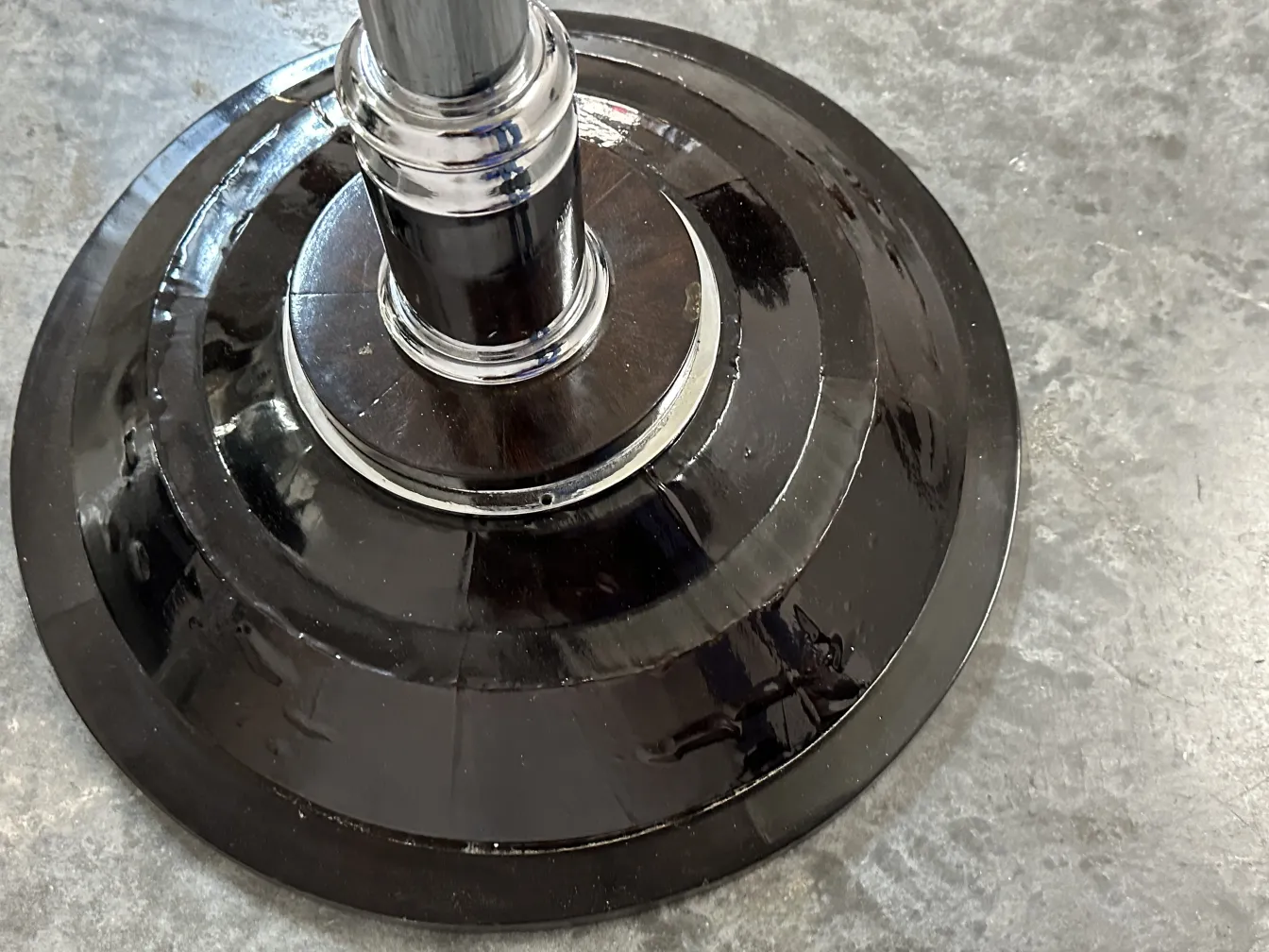 dettaglio della base di 2 lampade da terra antiche, elegante e sofisticata