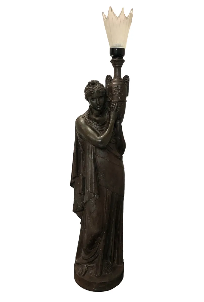 zwei antike Stehleuchten mit Figur, die Licht hält, gemütliche Atmosphäre