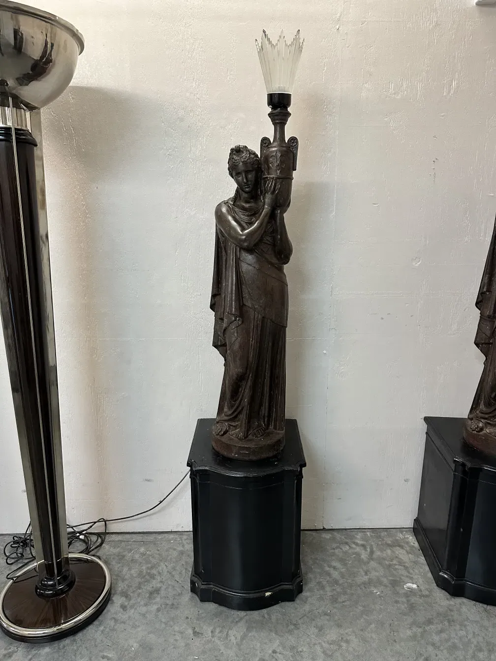 zwei antike stehleuchten mit elegantem Design in einem klassischen Umfeld.