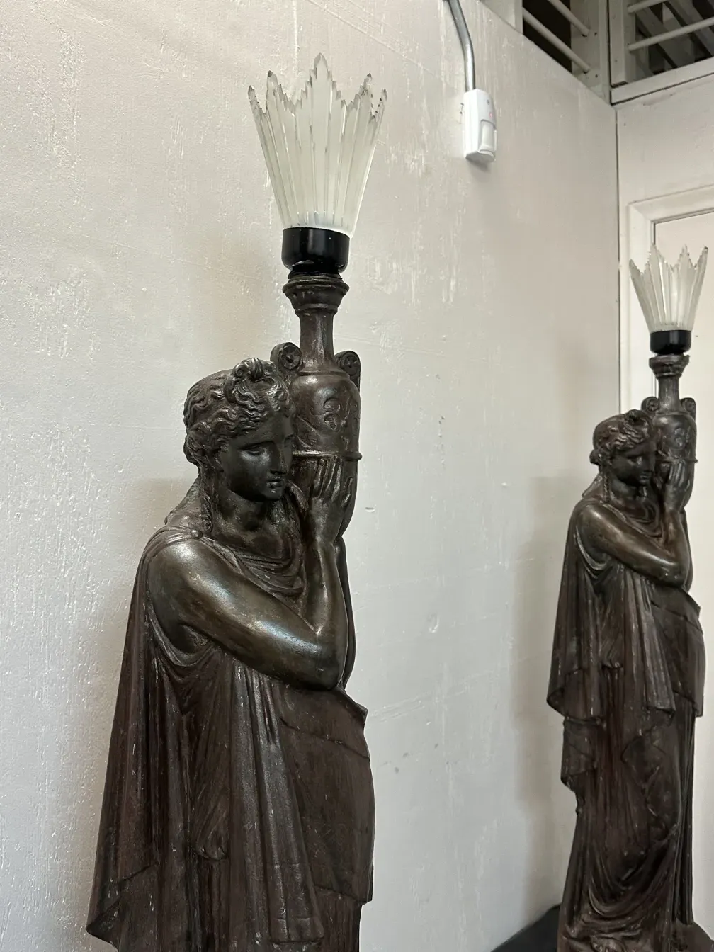 2 antike Stehleuchten von Val D´Osne in modernem Umfeld