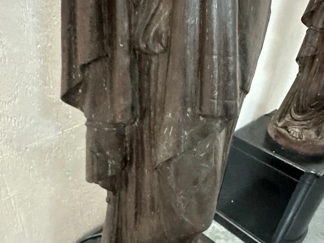 Due lampade da terra antiche di Val D´Osne in un ambiente semplice, mettendo in evidenza i dettagli della scultura.