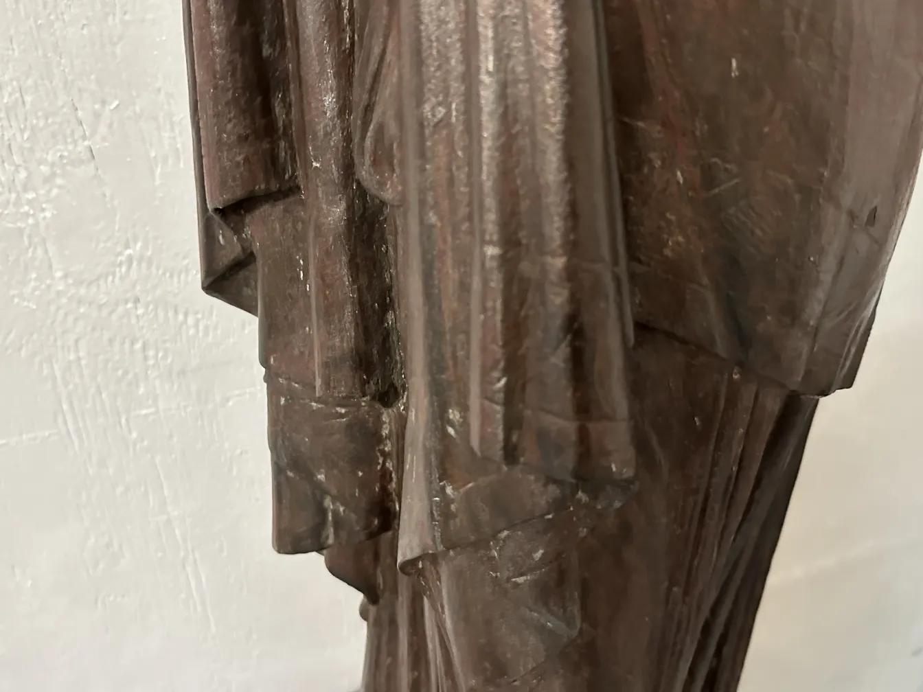 due lampade da terra antiche con dettagli decorativi in un ambiente morbido