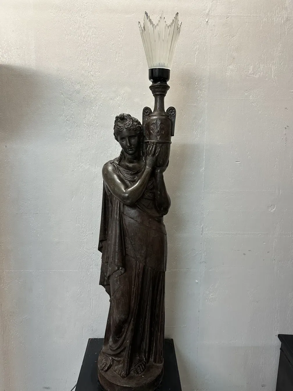 duas lâmpadas de piso antigas com figura decorativa em destaque