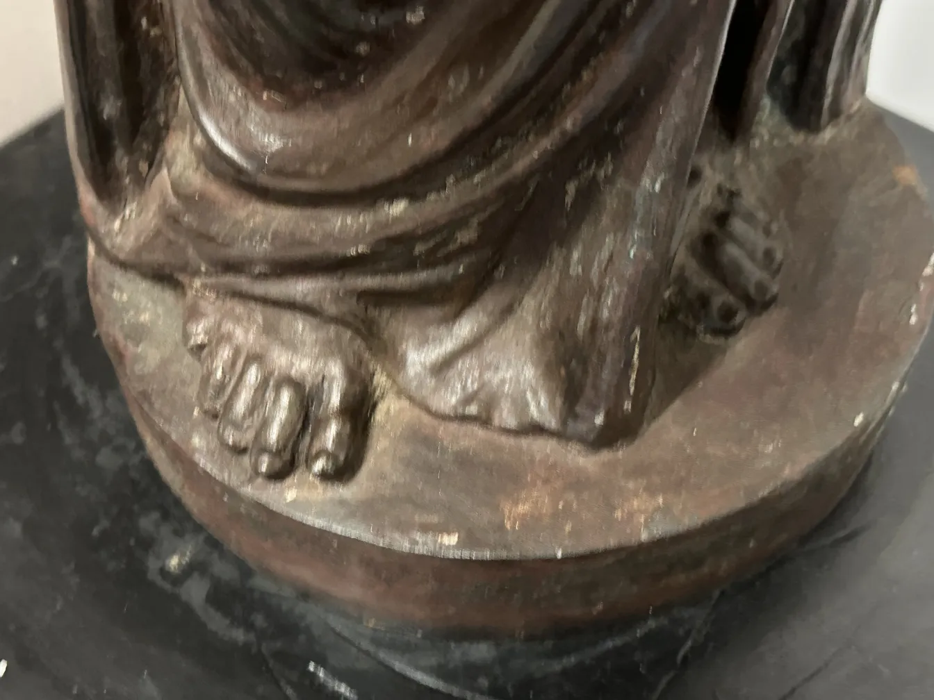 两盏古董落地灯的细节，带装饰性底座