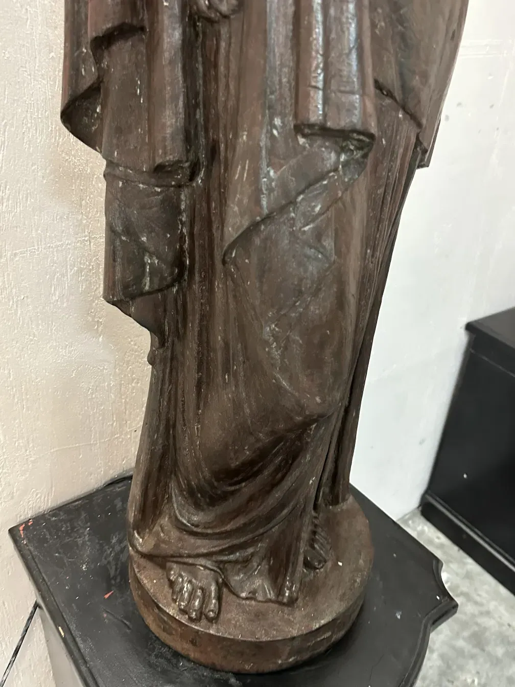 고전적인 환경에 있는 두 개의 고전 플로어 램프