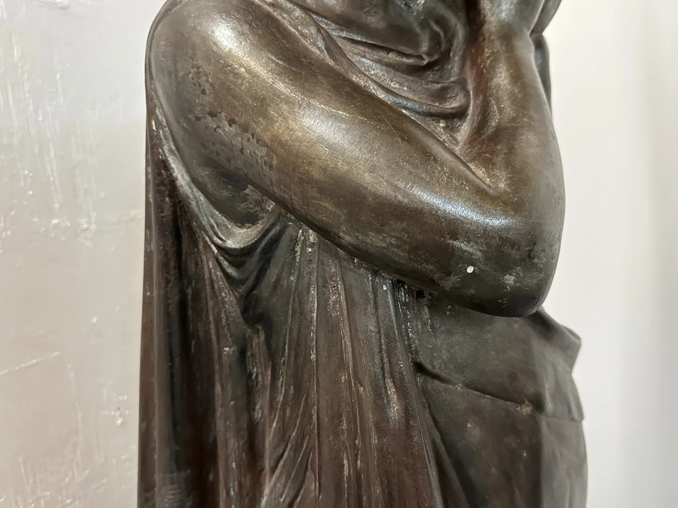 प्राचीन फ़्लोर लैंप सजाए गए कमरे में