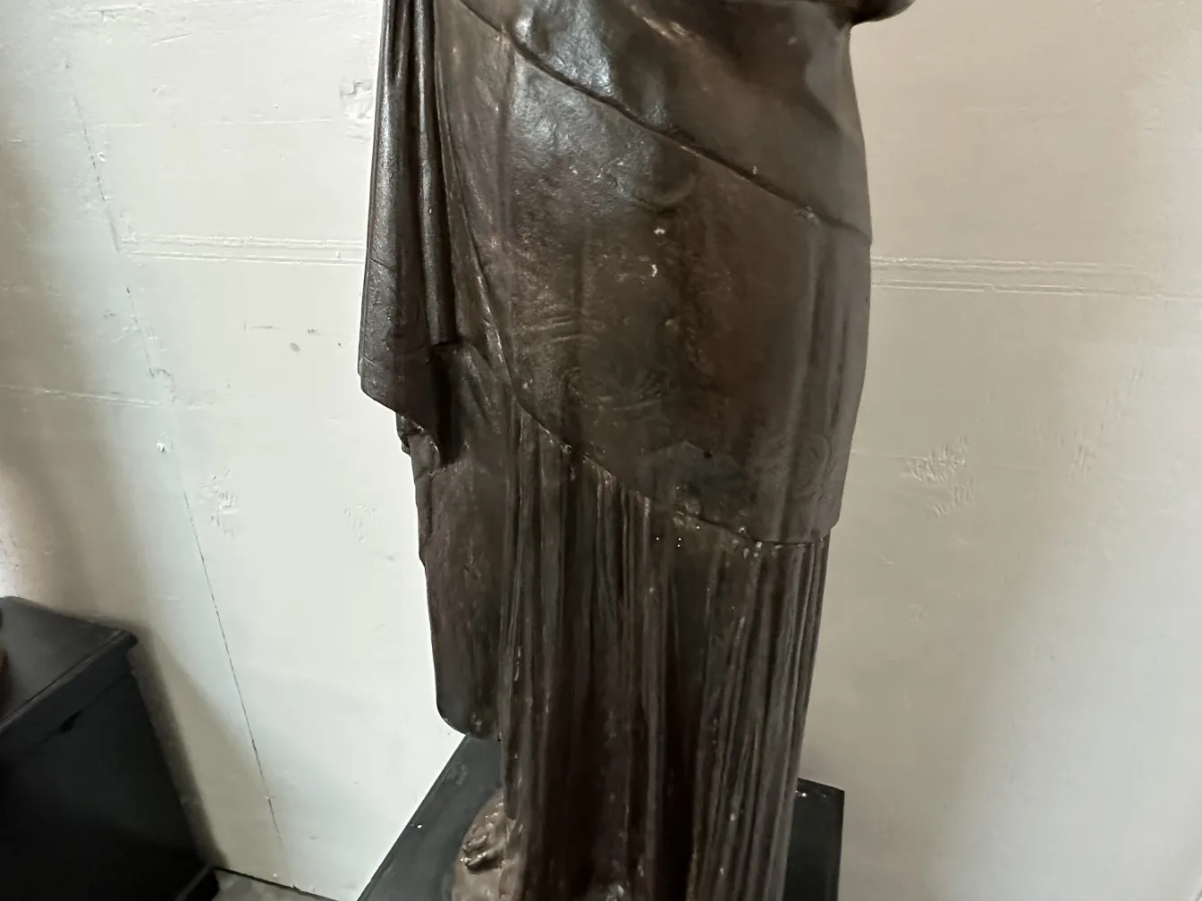 우아한 디테일이 있는 2개의 고풍스러운 플로어 램프가 방에 있습니다.