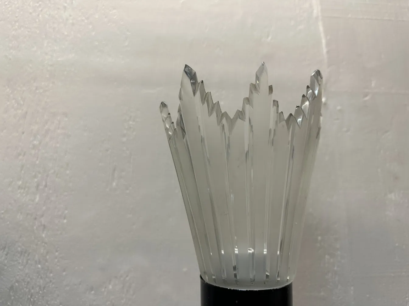 2 lampadaires anciens, éclairage élégant avec un design classique dans un cadre confortable.