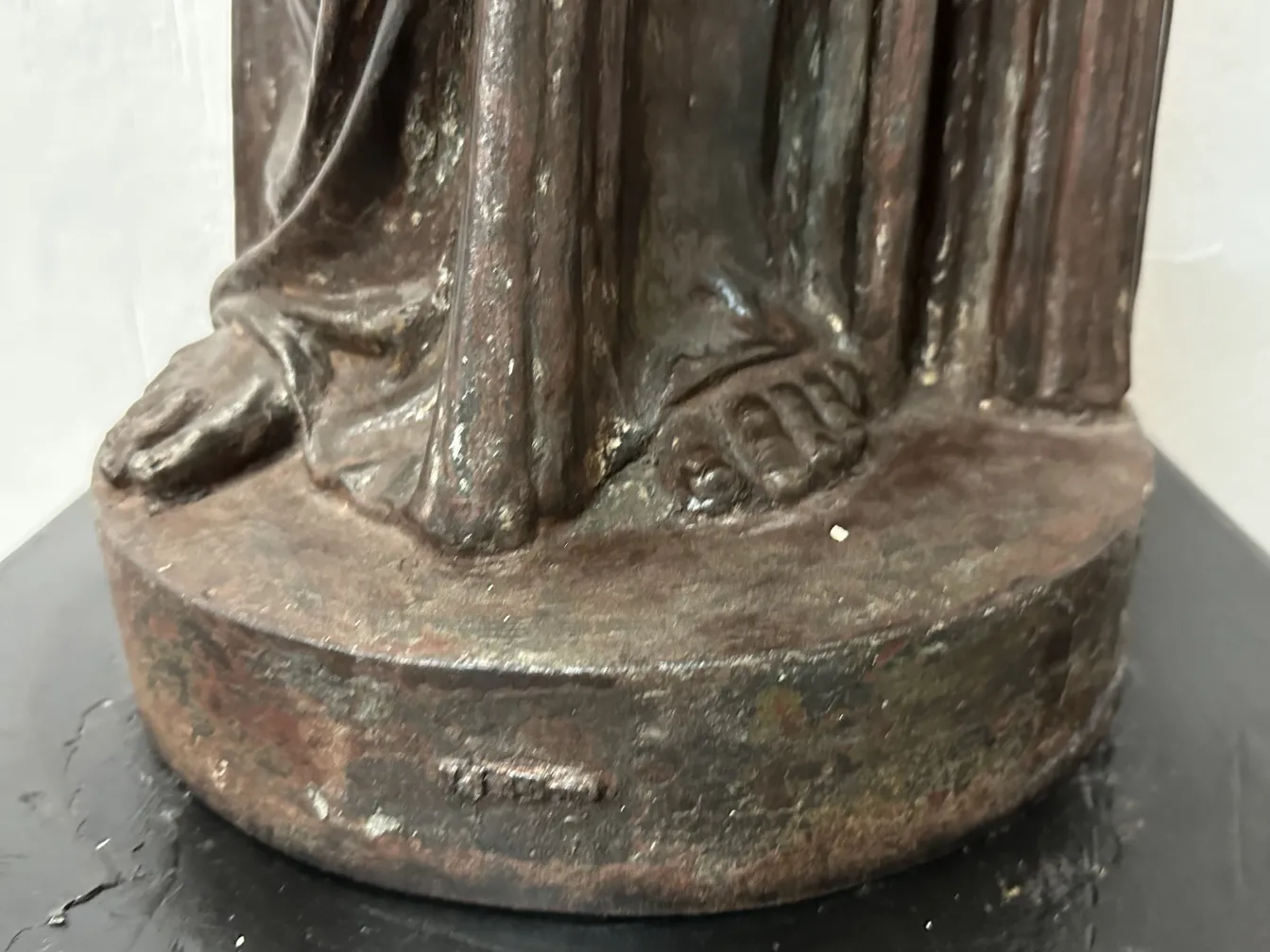 duas lâmpadas de piso antigas com detalhes decorativos