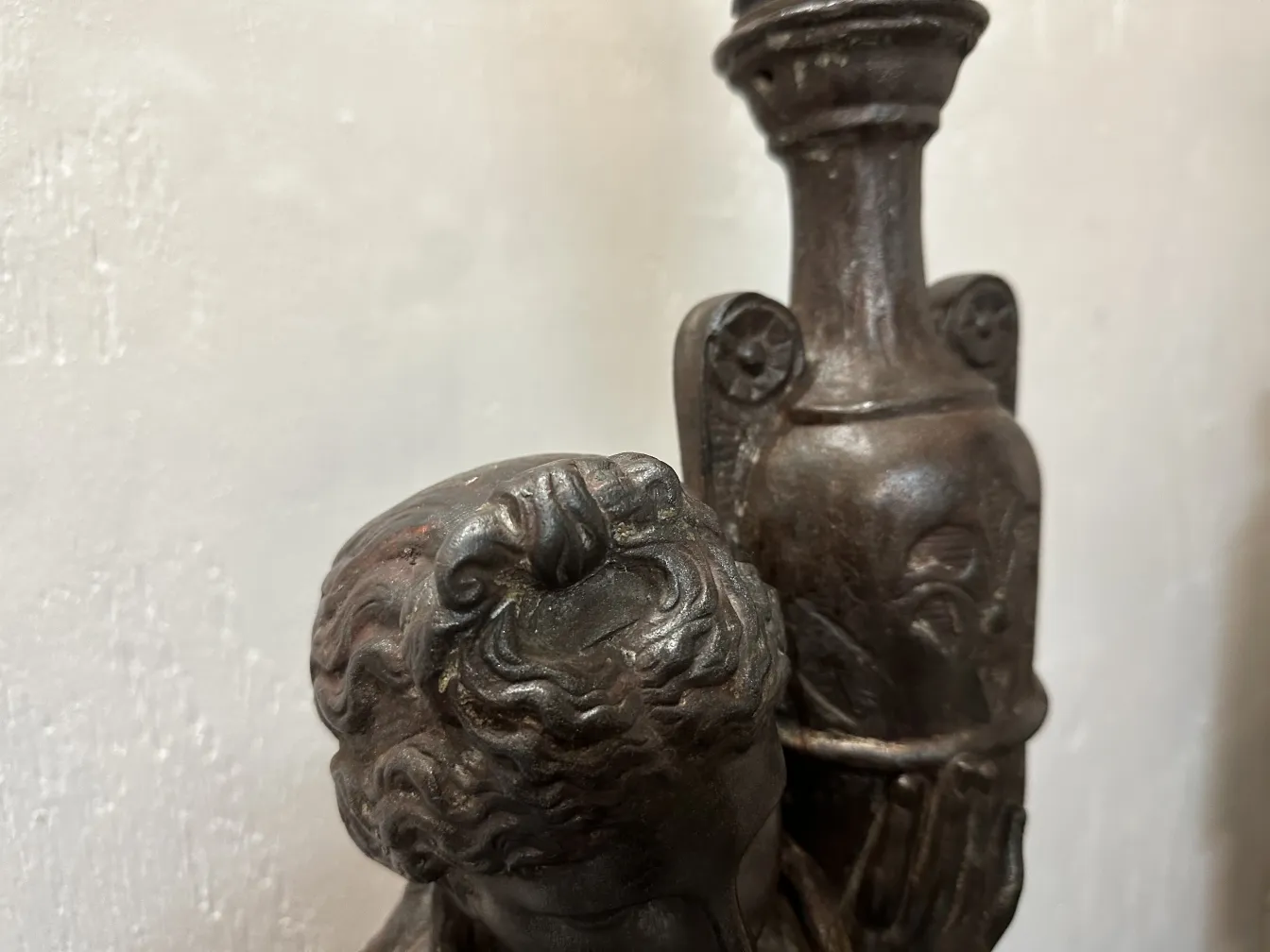 deux lampadaires anciens décoratifs dans le décor