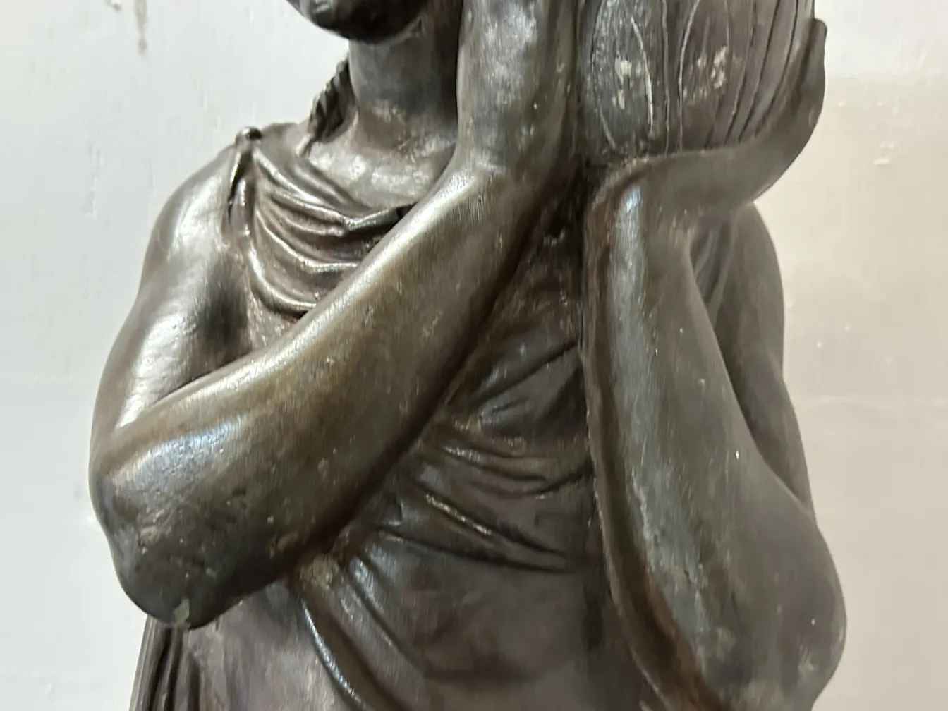 duas lâmpadas de piso antigas em um ambiente clássico