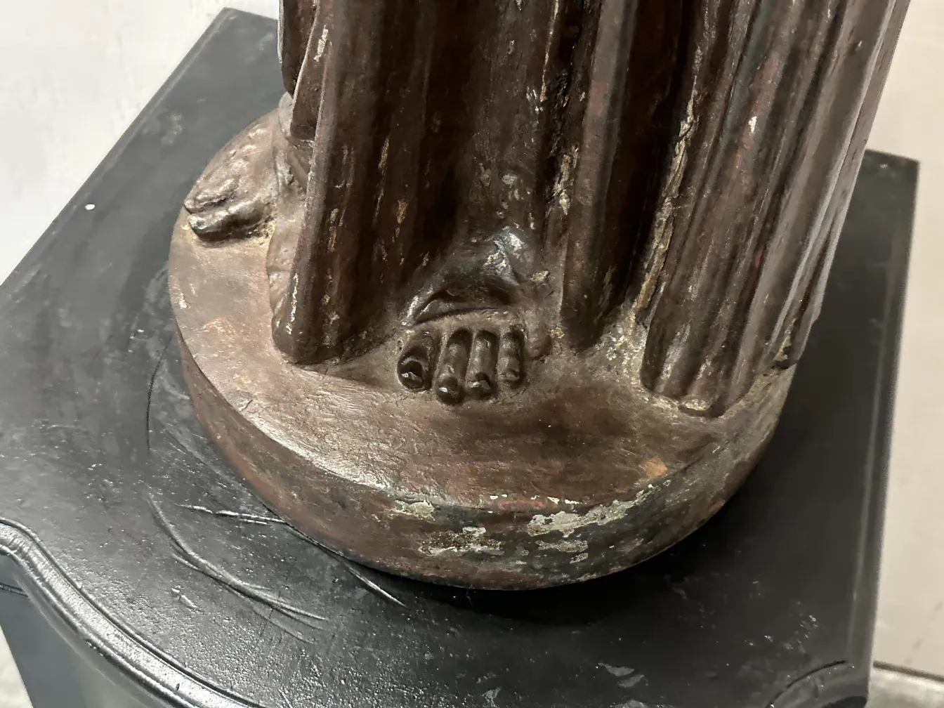 duas lâmpadas de piso antigas com detalhes decorativos