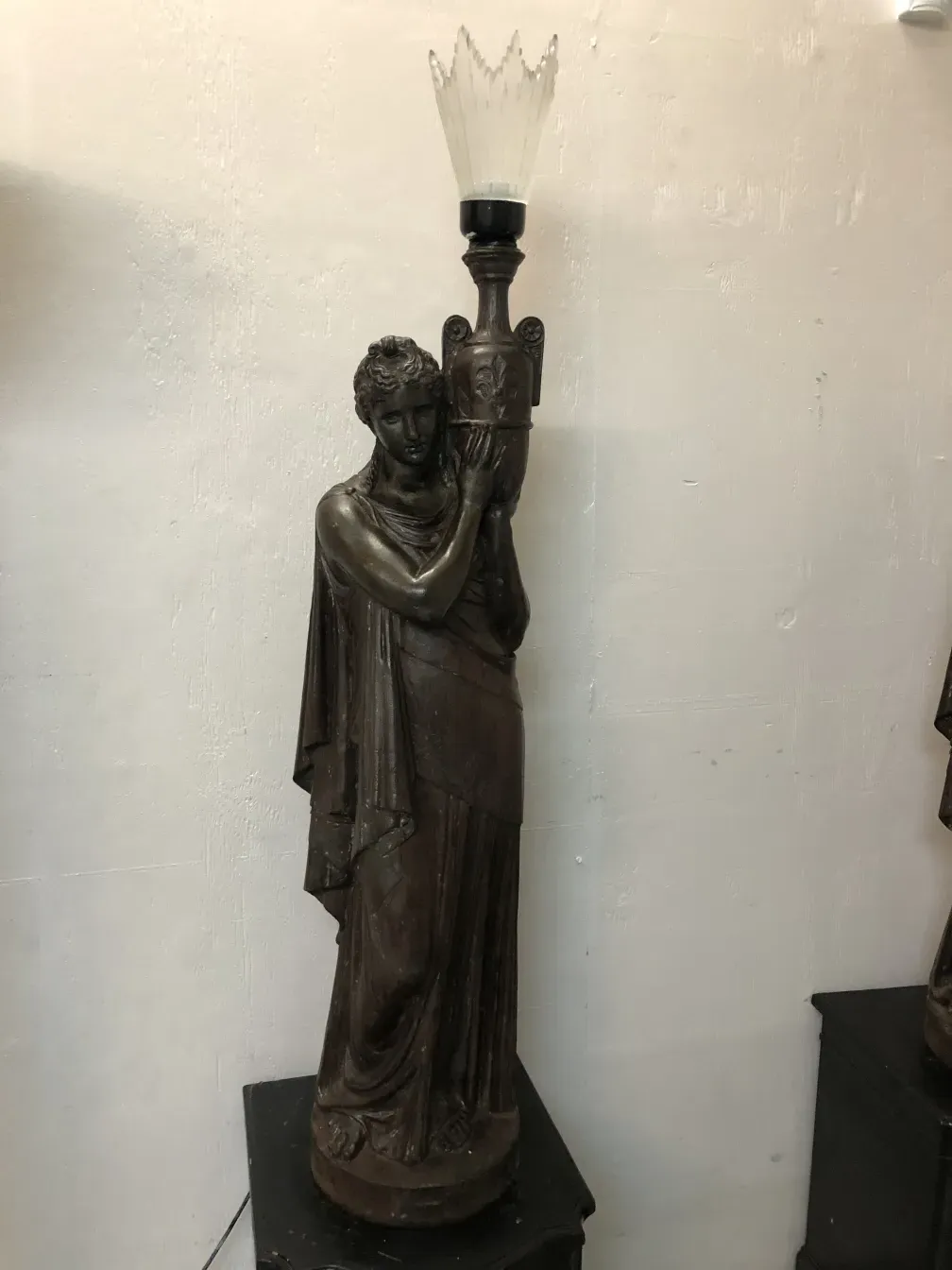 Dos lámparas de pie antiguas con figura decorativa en la base