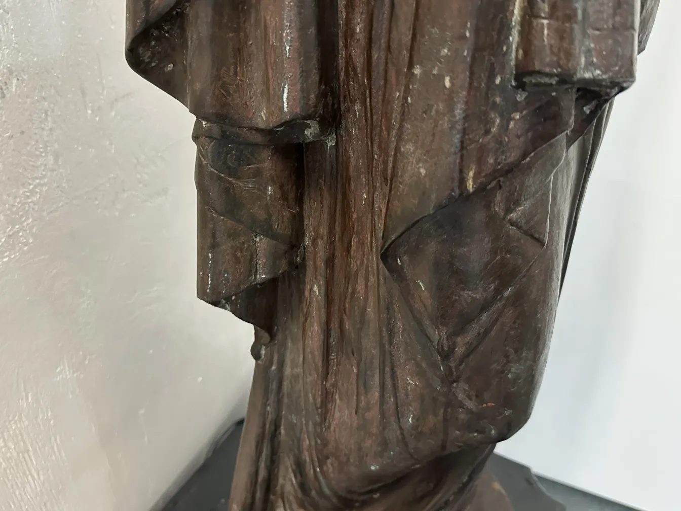 duas lâmpadas de piso antigas em um ambiente simples