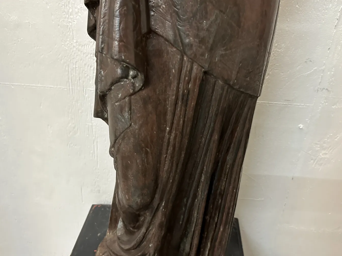 zwei antike stehleuchten mit kunstvollen Details in einer gemütlichen Umgebung