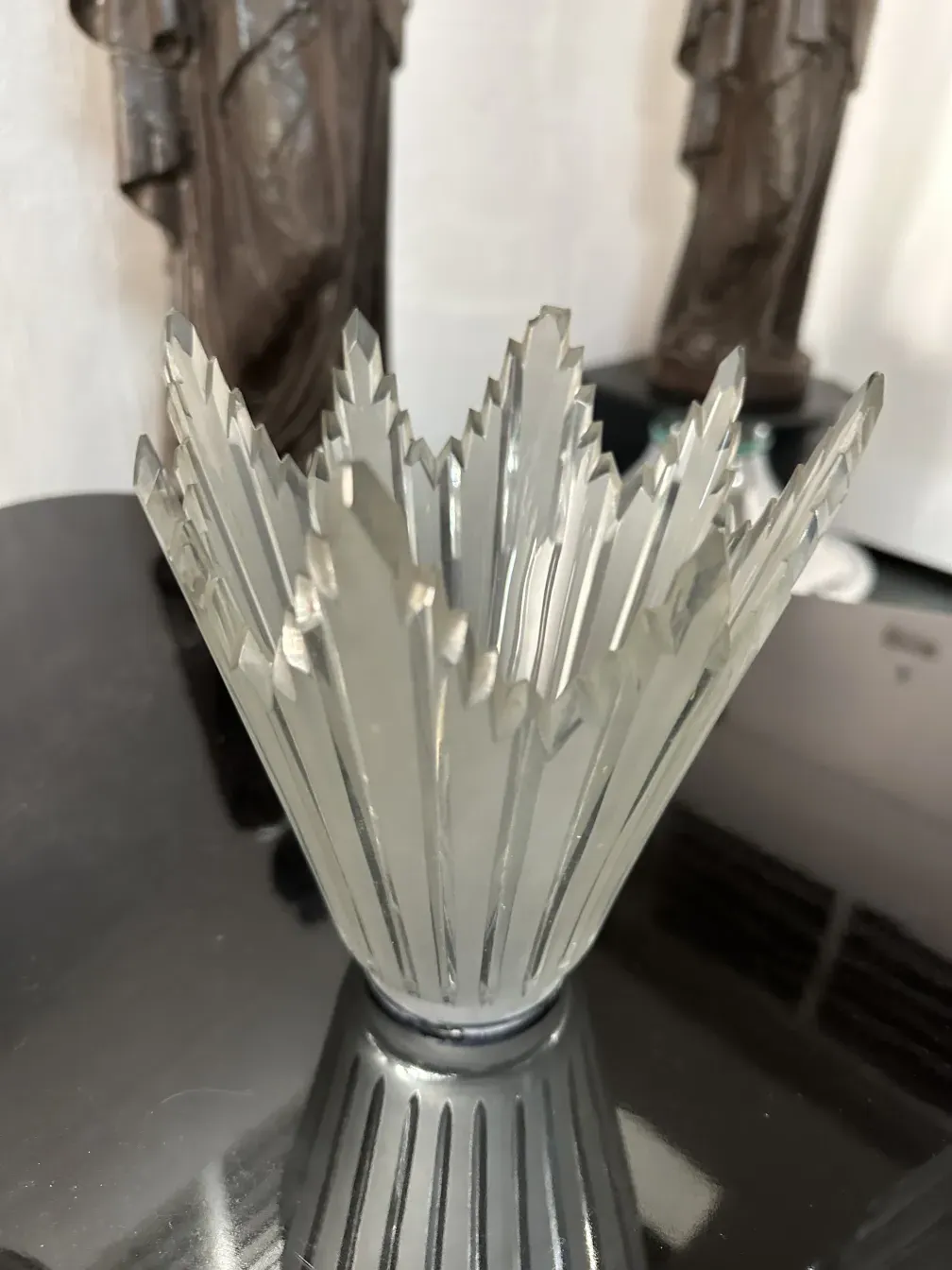 2 lampadas de piso antigas com base decorativa no ambiente