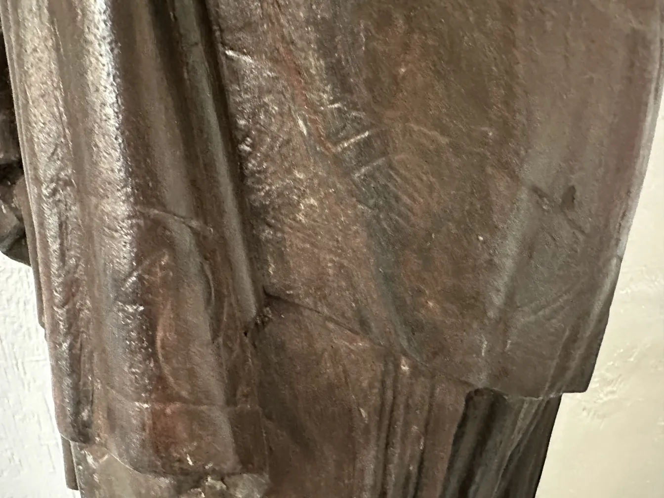 दो प्राचीन फ़्लोर लैंप एक गर्म सेटिंग में