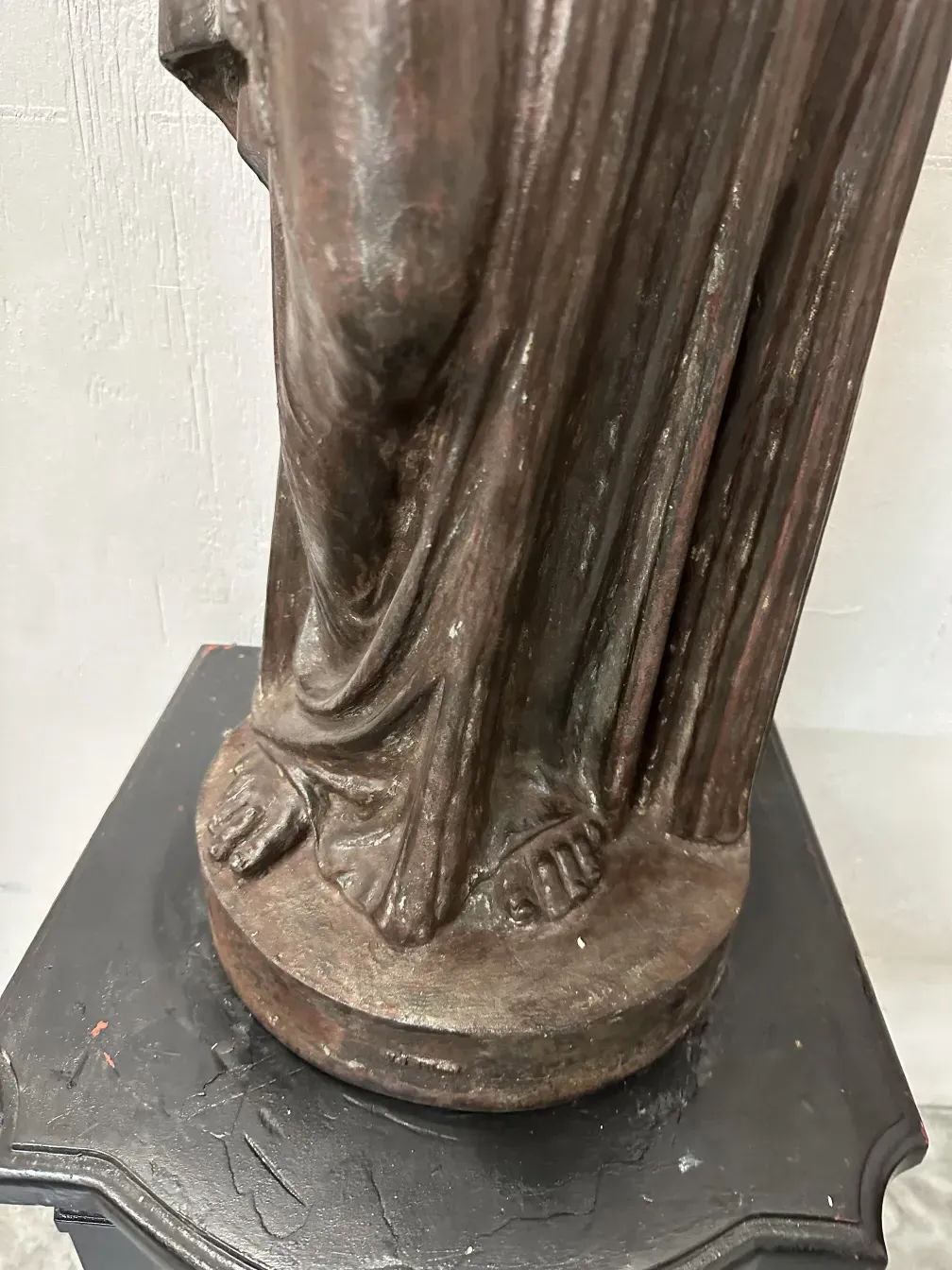 due lampade da terra antiche con dettagli decorativi alla base