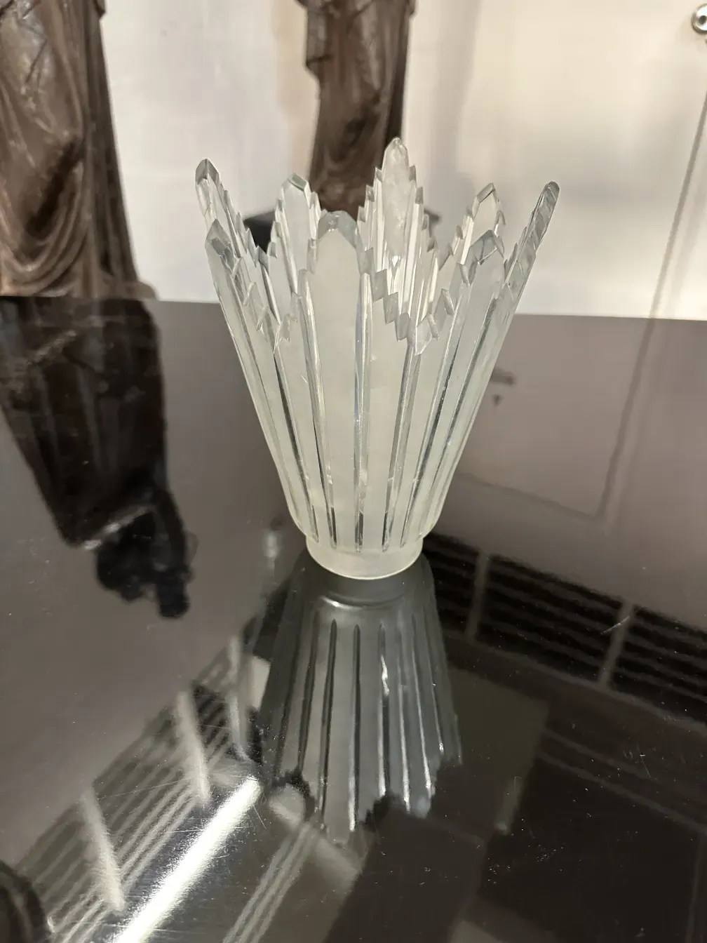 2 lâmpadas de piso antigas com design elegante e detalhes em um ambiente vintage