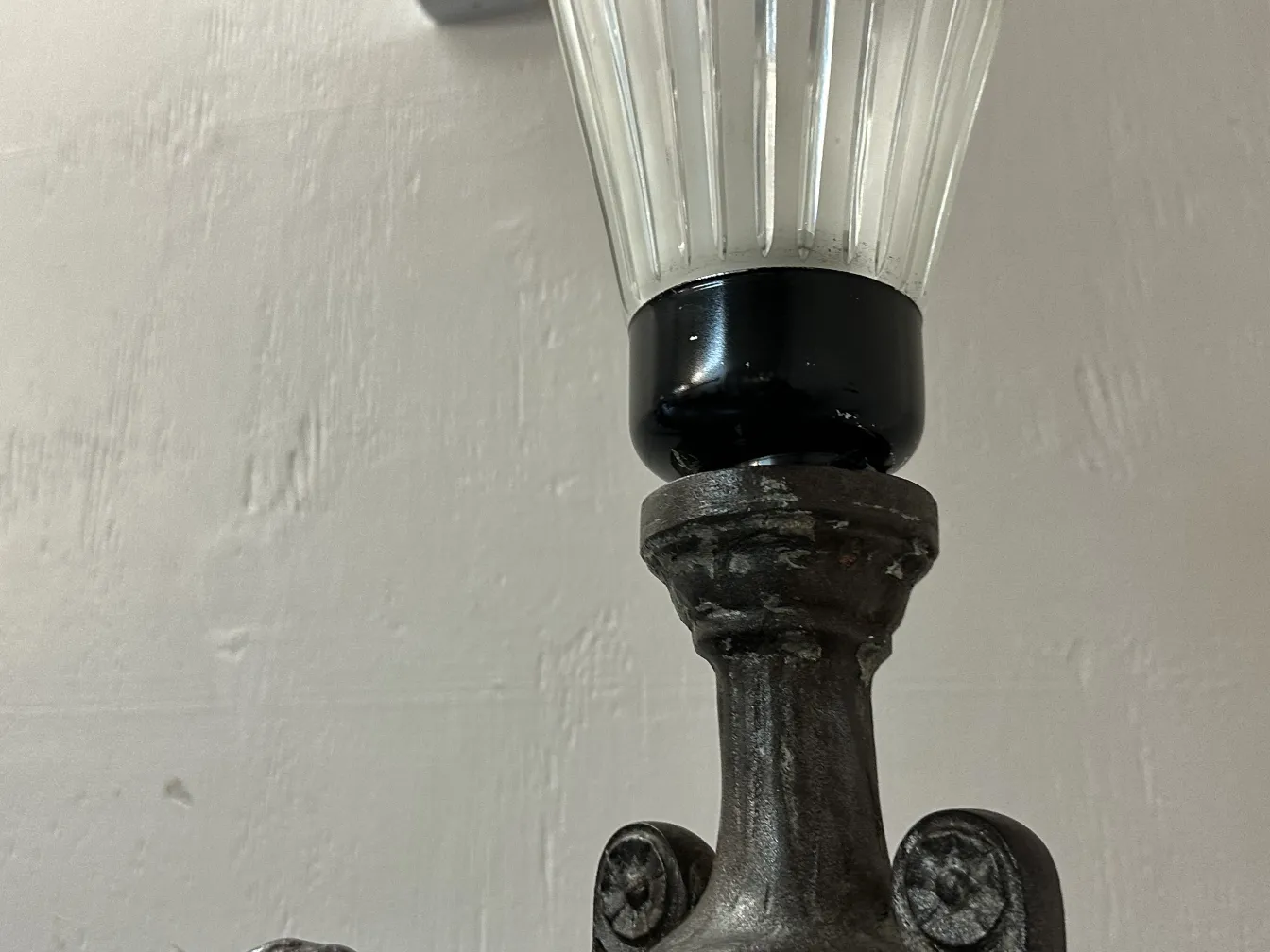 detalhe de 2 lâmpadas de piso antigas e decorativas