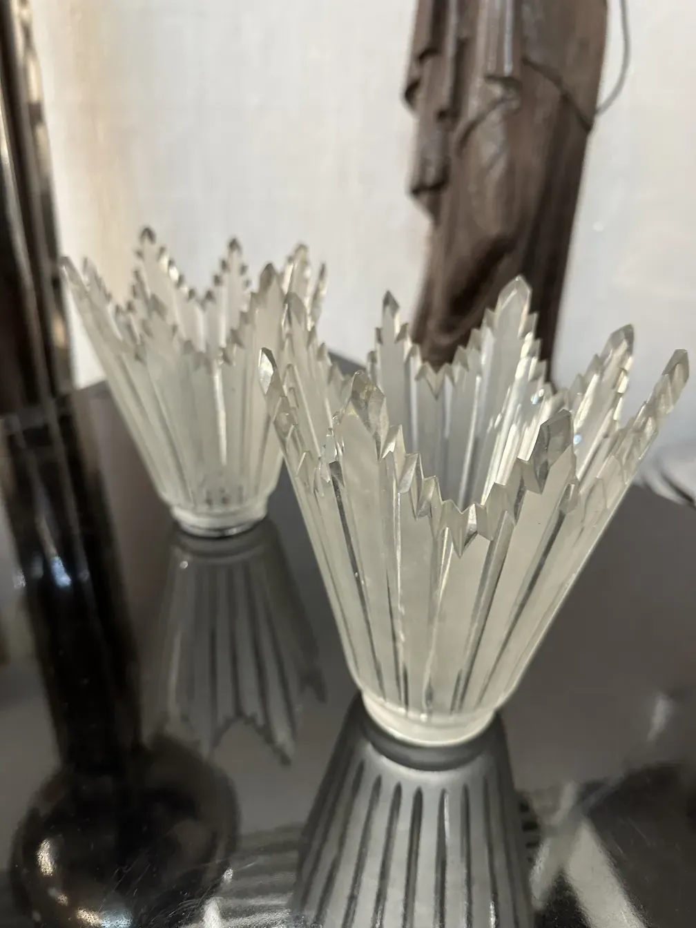 Conjunto de 2 lámparas de pie en estilo antiguo con base negra, ambiente elegante