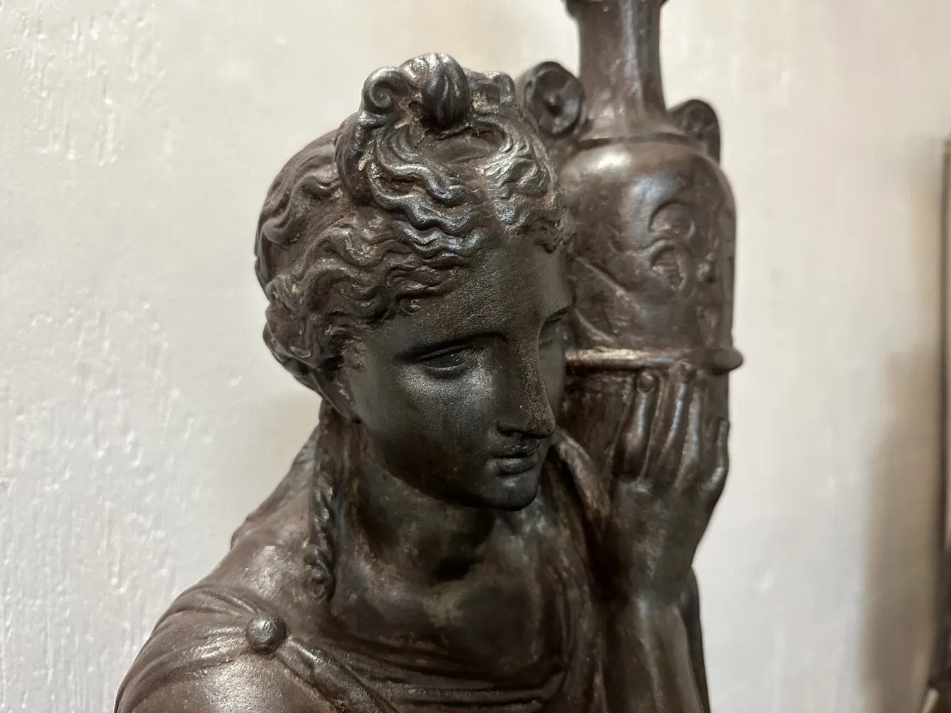 2 antike Stehleuchten mit Menschfigur, heller Hintergrund