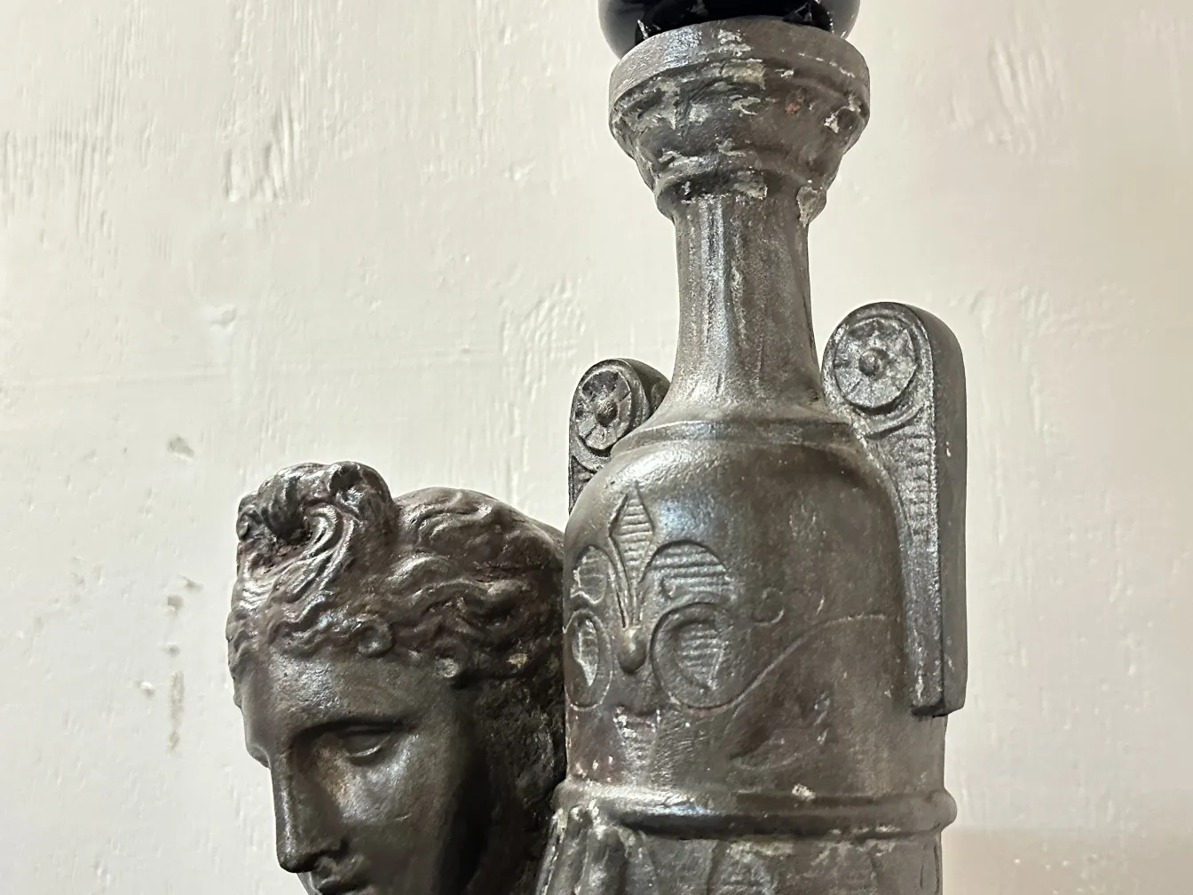 2 lâmpadas de piso antigas da Val D'Osne, com design clássico.