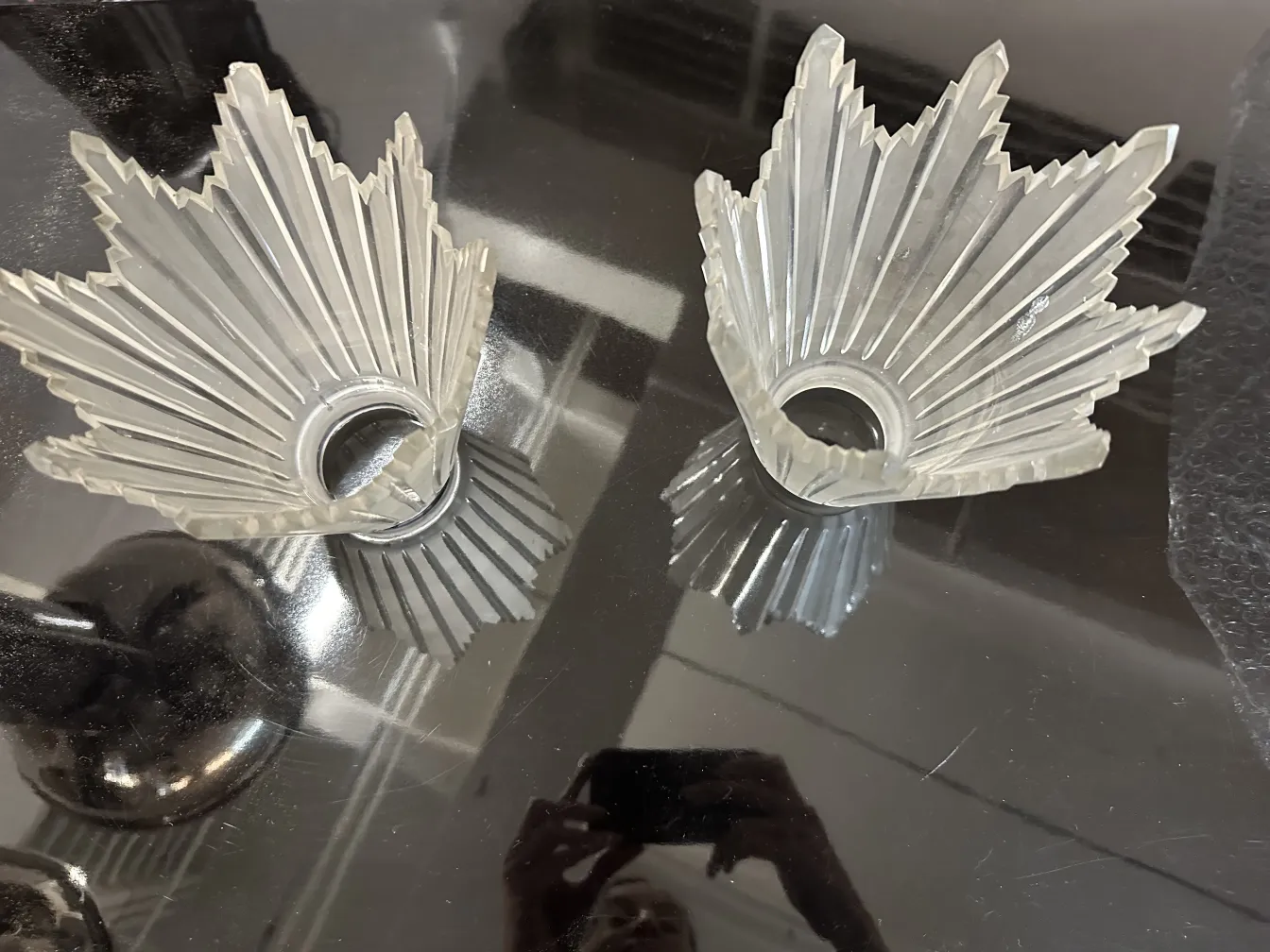 Ensemble de deux lampadaires anciens au design élégant et classique