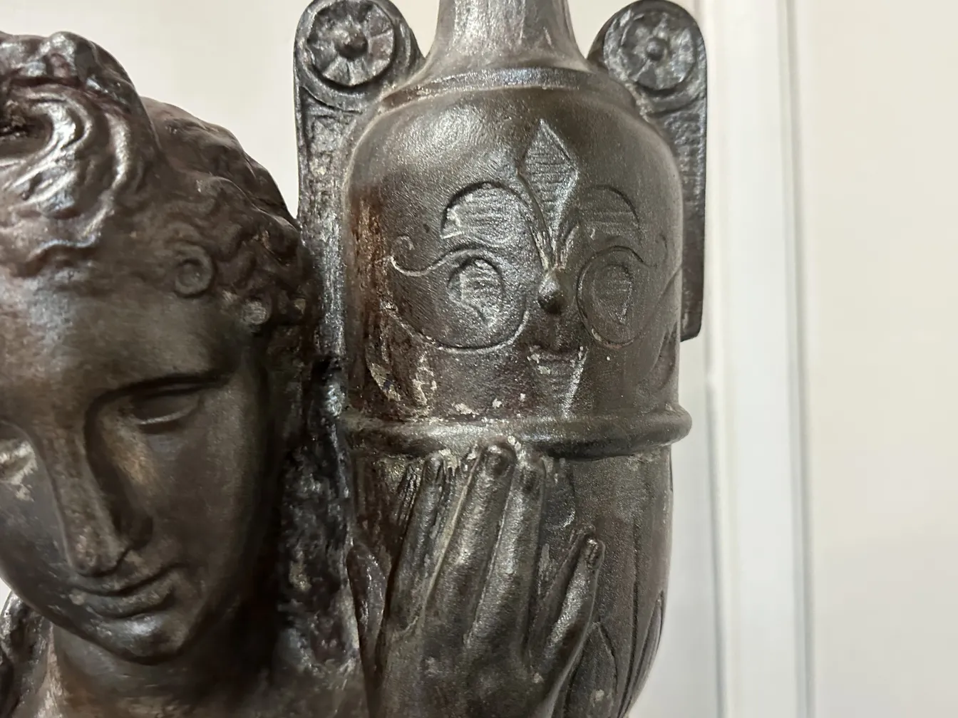 दो प्राचीन फ़्लोर लैंप जिनका डिज़ाइन जटिल है