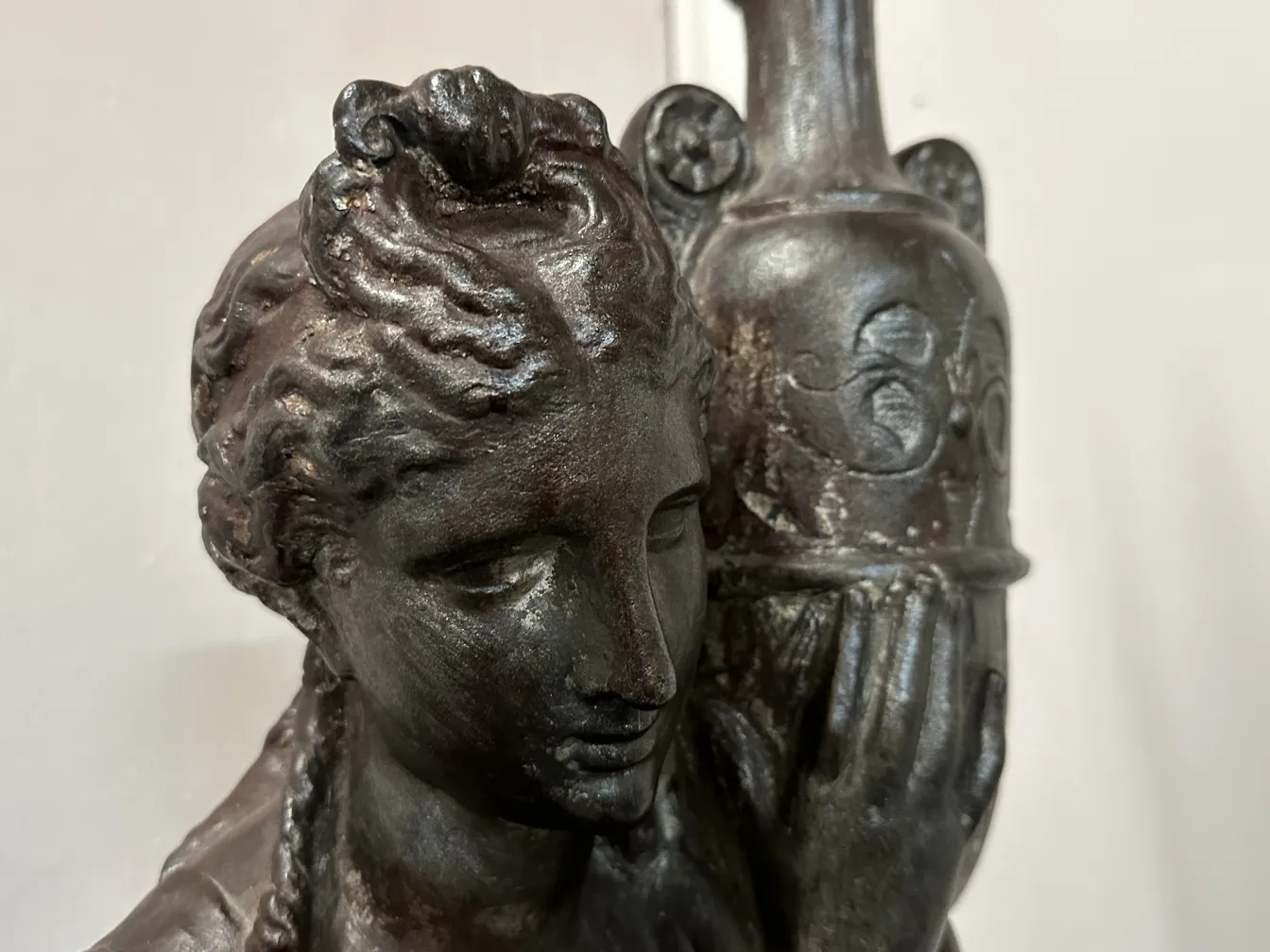 2 lampade da terra antiche con figura decorativa in un ambiente elegante