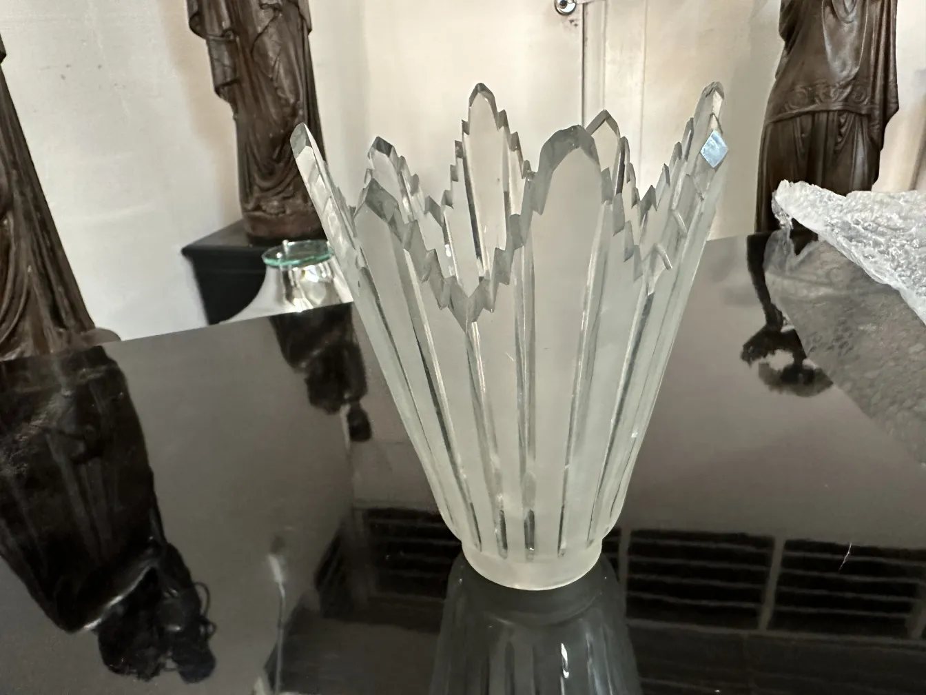 Dos lámparas de pie antiguas en un ambiente elegante