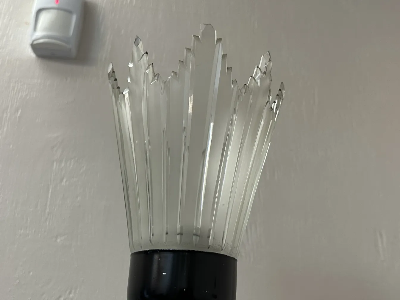 deux lampadaires anciens avec un design élégant et brillant