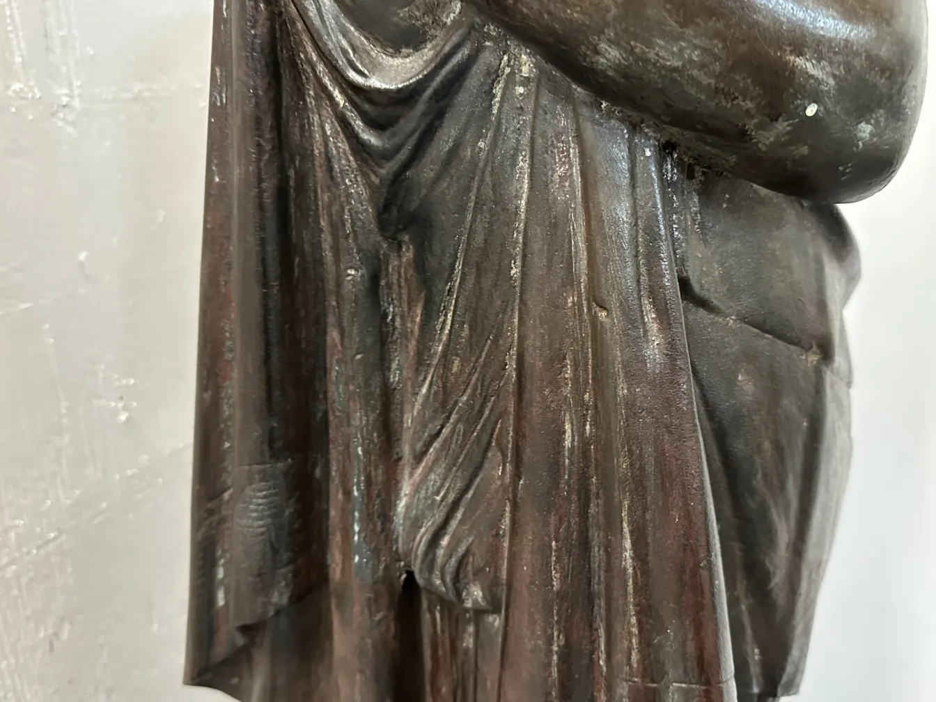 due lampade da terra antiche con forme decorative su uno sfondo chiaro