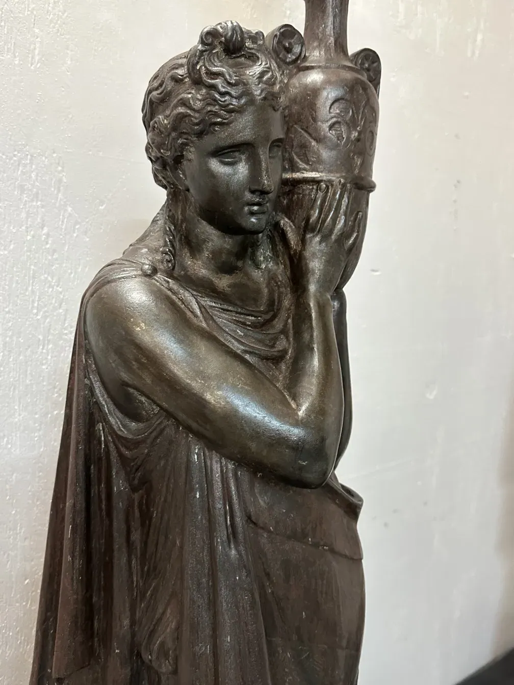 due lampade da terra con design di figura antica