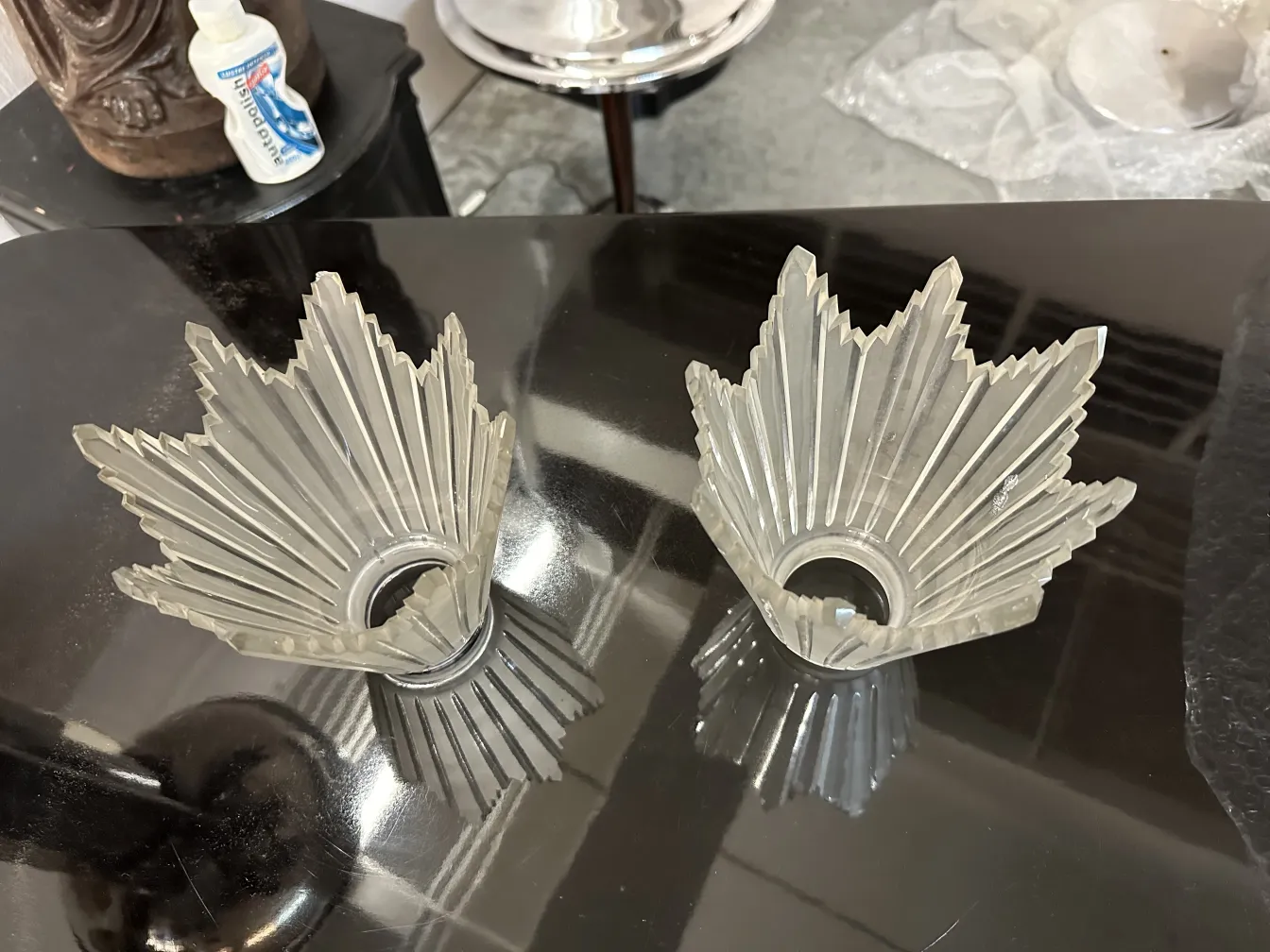 Ensemble de 2 lampadaires anciens au design élégant.