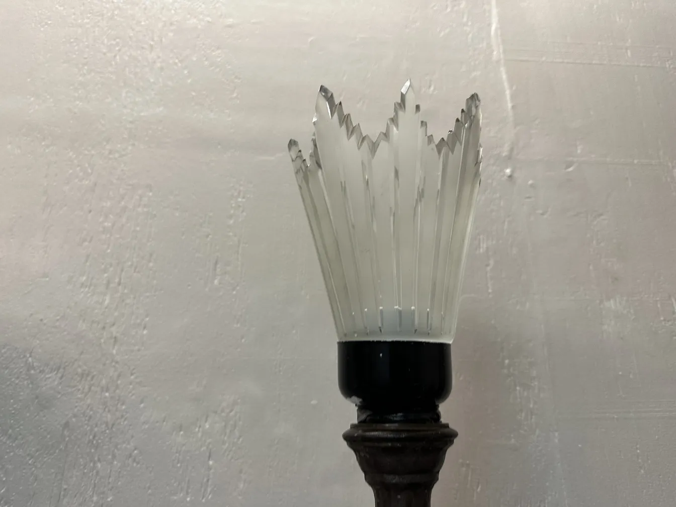 dos lámparas de pie antiguas con pantalla decorativa en forma de flor, en un entorno simple.