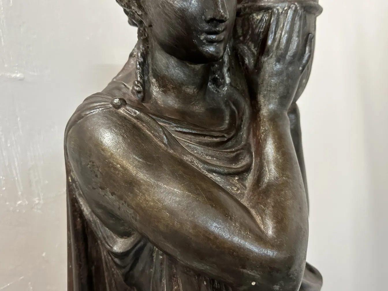 lampade da terra antiche con figura decorativa sullo sfondo